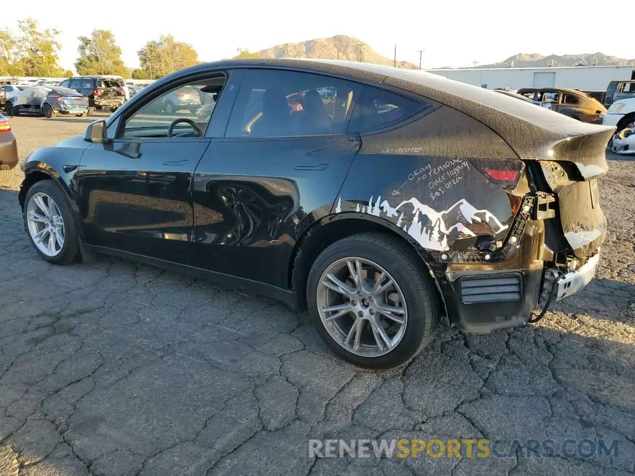 2 fotografías del automóvil dañado 7SAYGAEE0PF942928 TESLA MODEL Y 2023