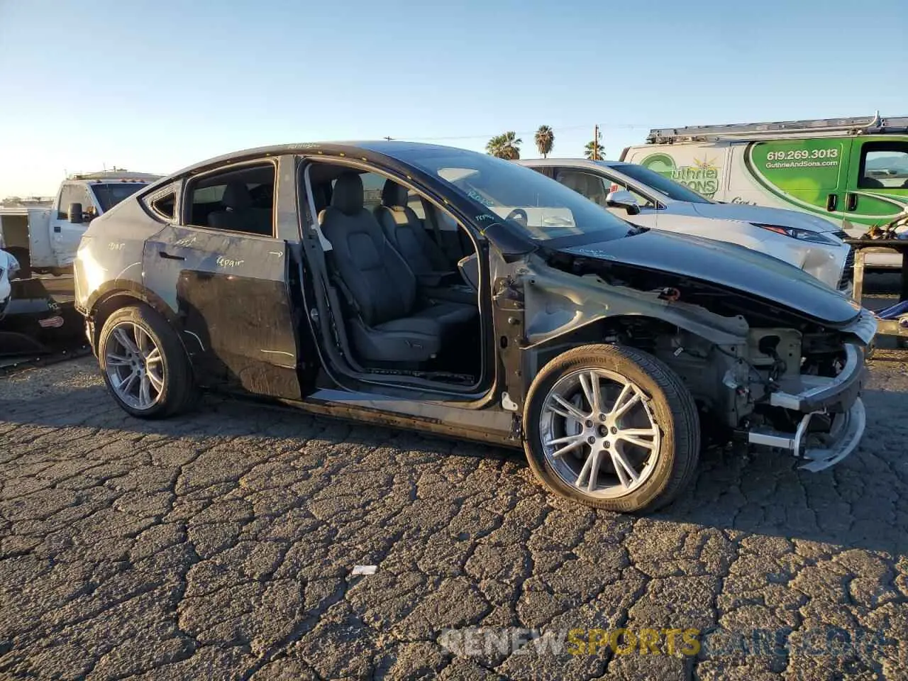 4 fotografías del automóvil dañado 7SAYGAEE0PF942928 TESLA MODEL Y 2023