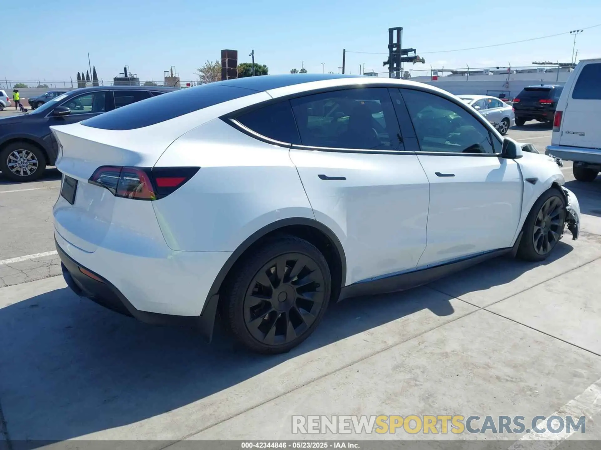 4 fotografías del automóvil dañado 7SAYGAEE1PF637017 TESLA MODEL Y 2023