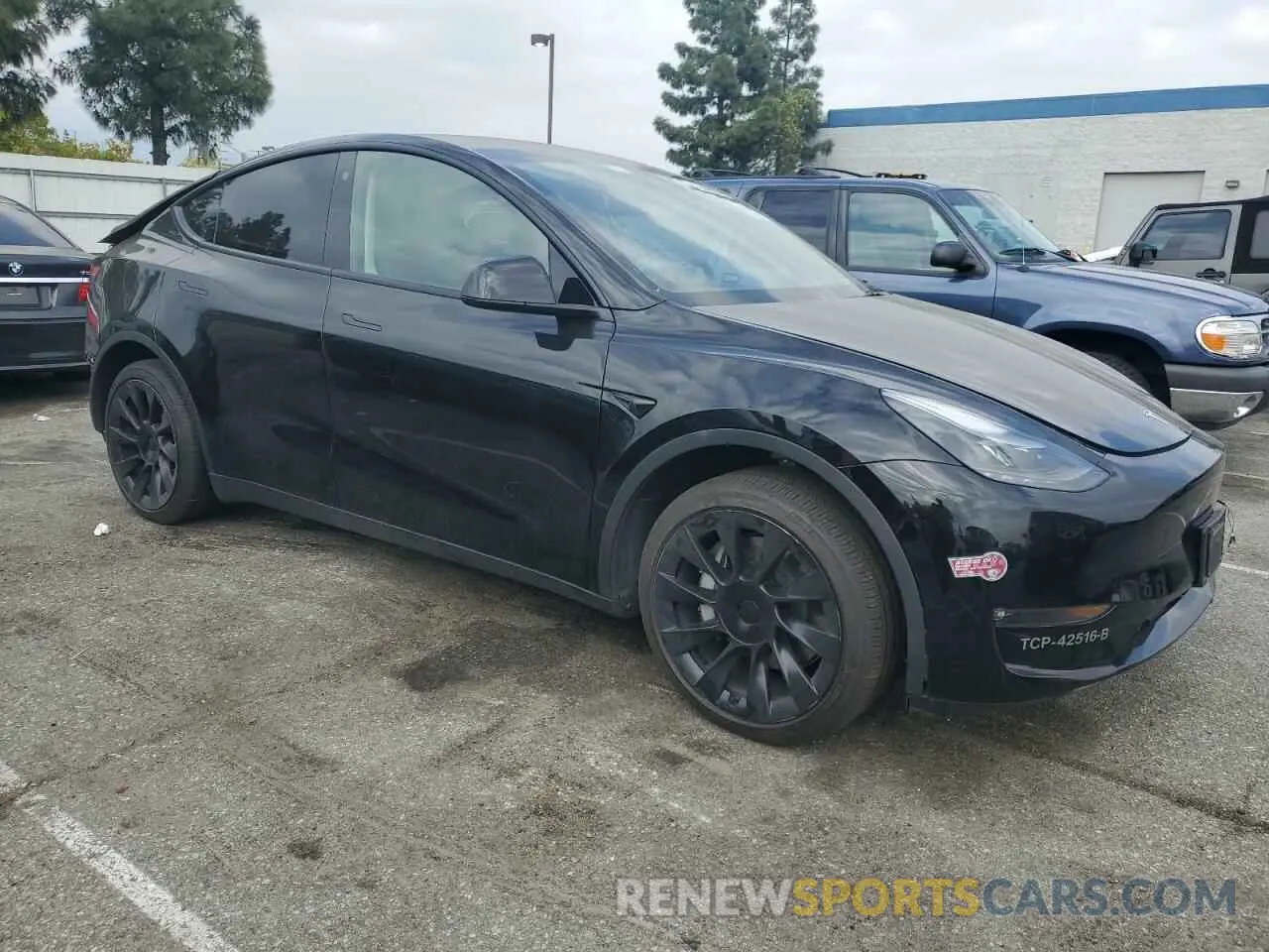 4 fotografías del automóvil dañado 7SAYGAEE1PF698125 TESLA MODEL Y 2023