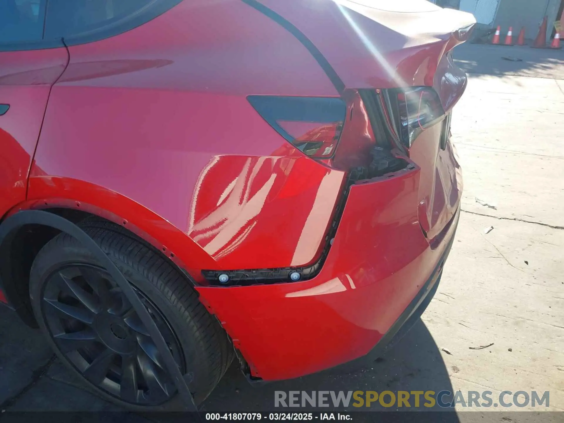 19 fotografías del automóvil dañado 7SAYGAEE2PF978393 TESLA MODEL Y 2023