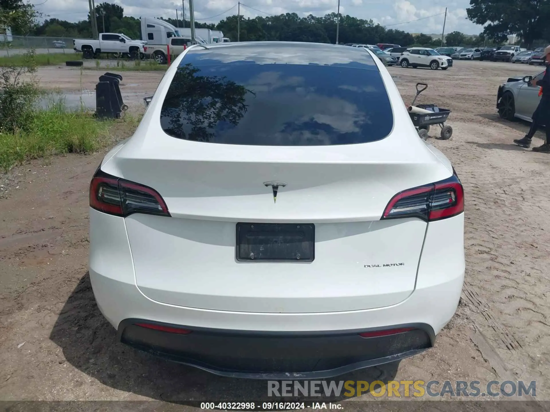 17 fotografías del automóvil dañado 7SAYGAEE3PF589584 TESLA MODEL Y 2023