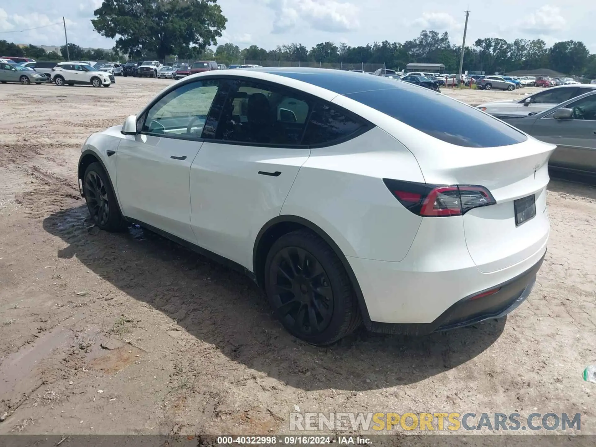 3 fotografías del automóvil dañado 7SAYGAEE3PF589584 TESLA MODEL Y 2023