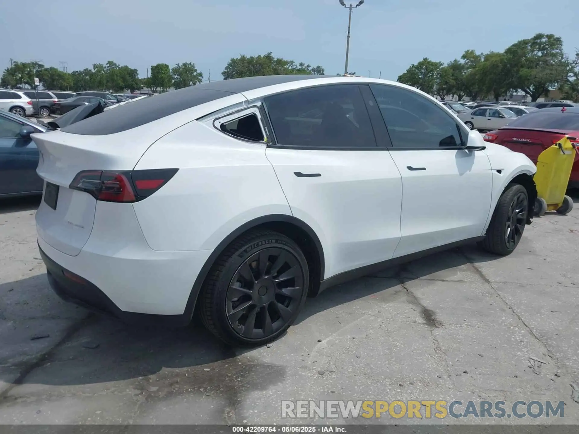 4 fotografías del automóvil dañado 7SAYGAEE3PF907784 TESLA MODEL Y 2023
