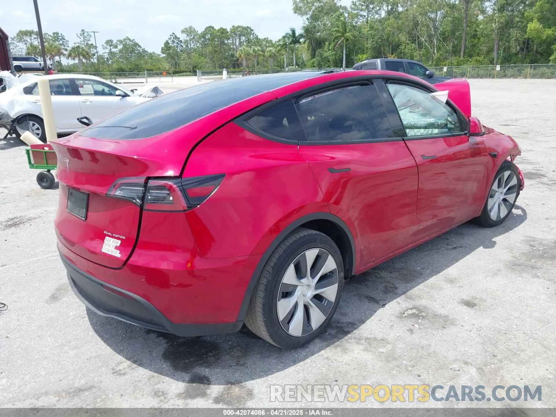 4 fotografías del automóvil dañado 7SAYGAEE3PF968049 TESLA MODEL Y 2023