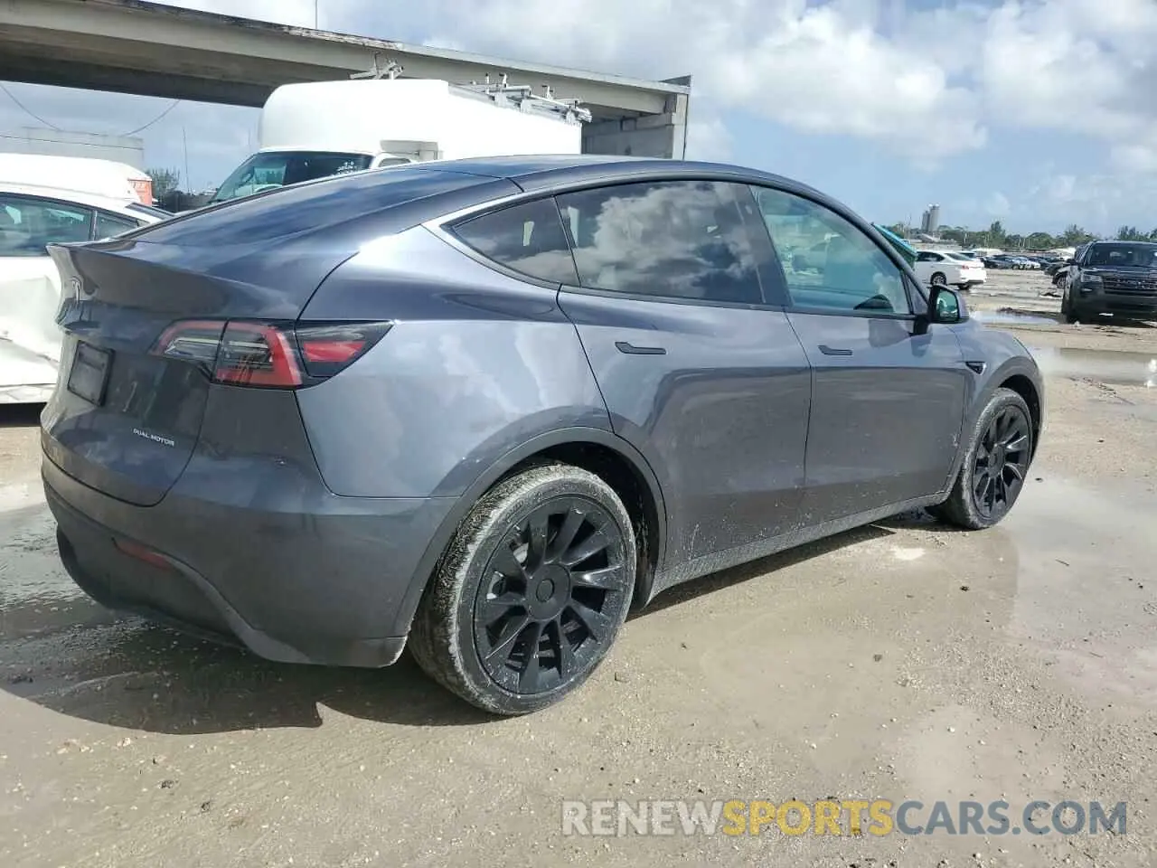 3 fotografías del automóvil dañado 7SAYGAEE6PF627048 TESLA MODEL Y 2023