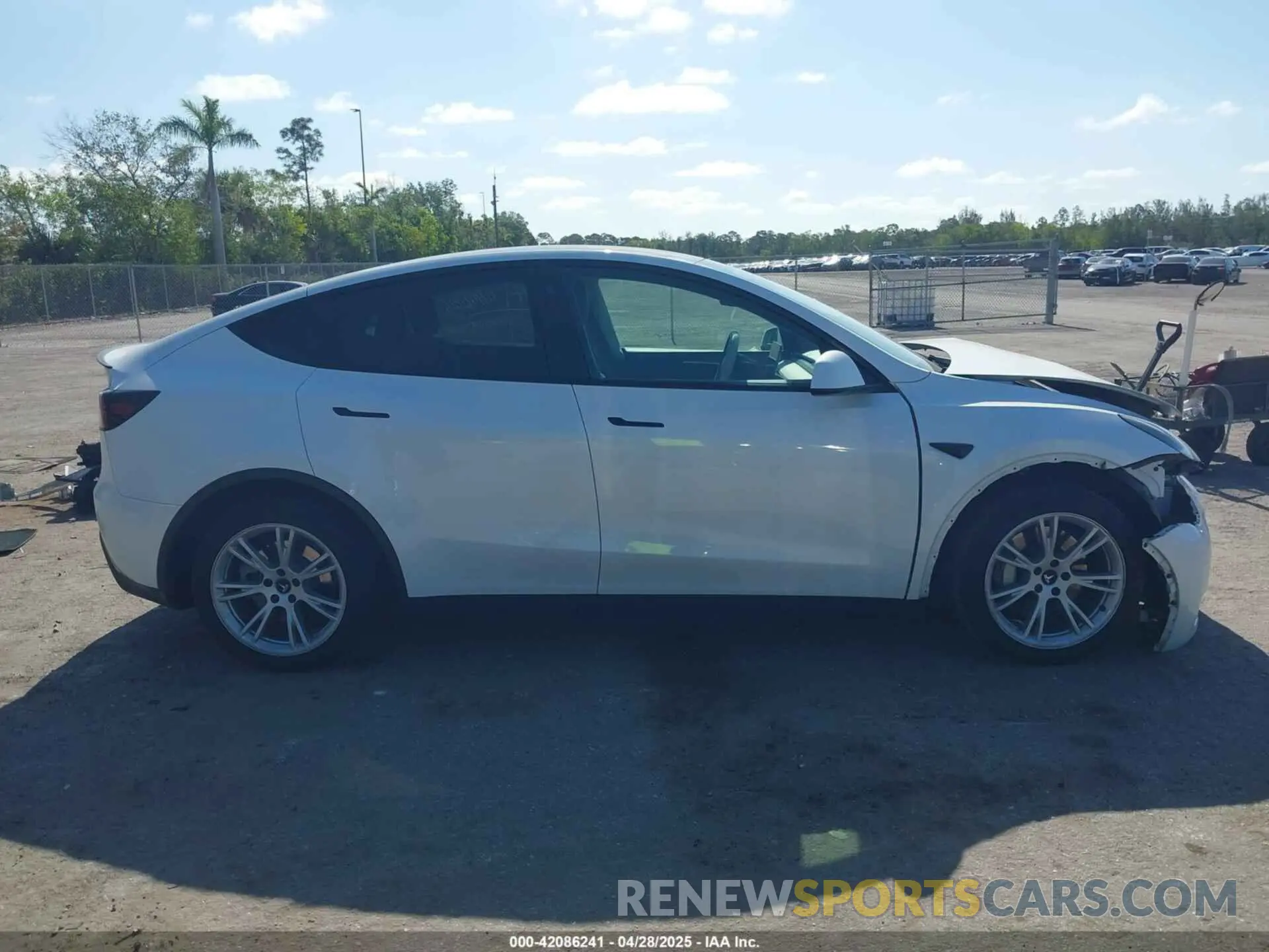 14 fotografías del automóvil dañado 7SAYGAEE7PF588681 TESLA MODEL Y 2023