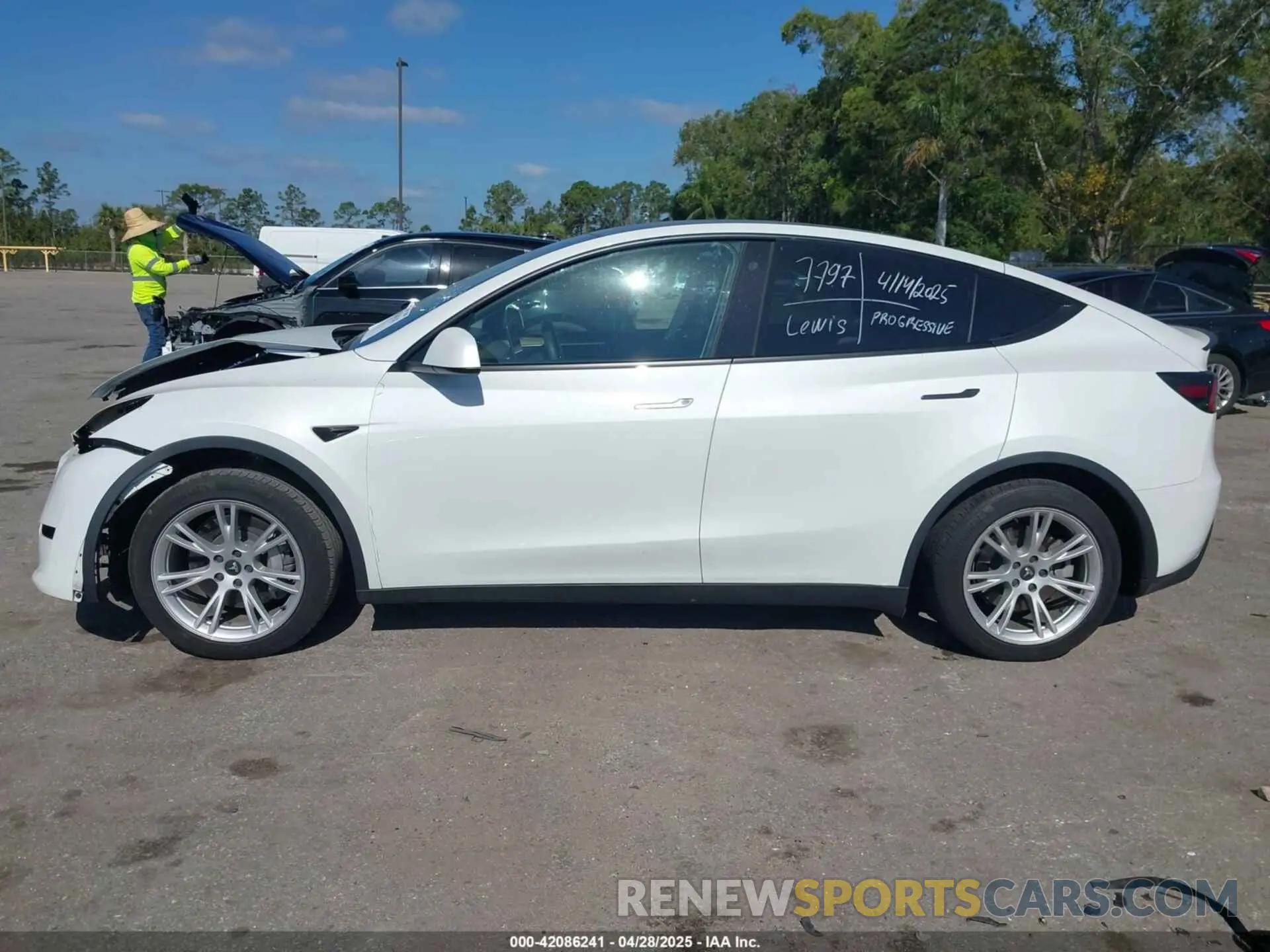 15 fotografías del automóvil dañado 7SAYGAEE7PF588681 TESLA MODEL Y 2023