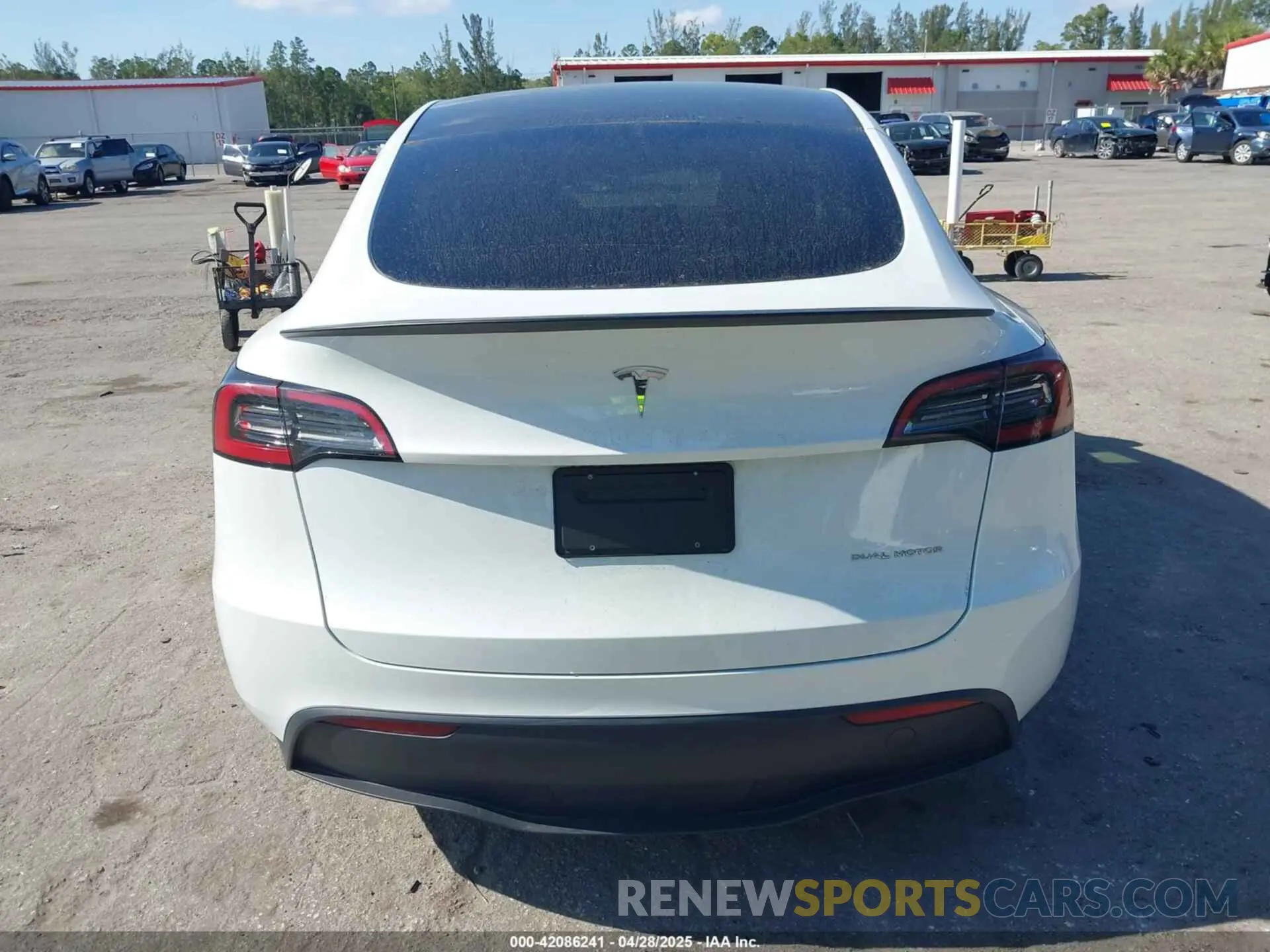 17 fotografías del automóvil dañado 7SAYGAEE7PF588681 TESLA MODEL Y 2023