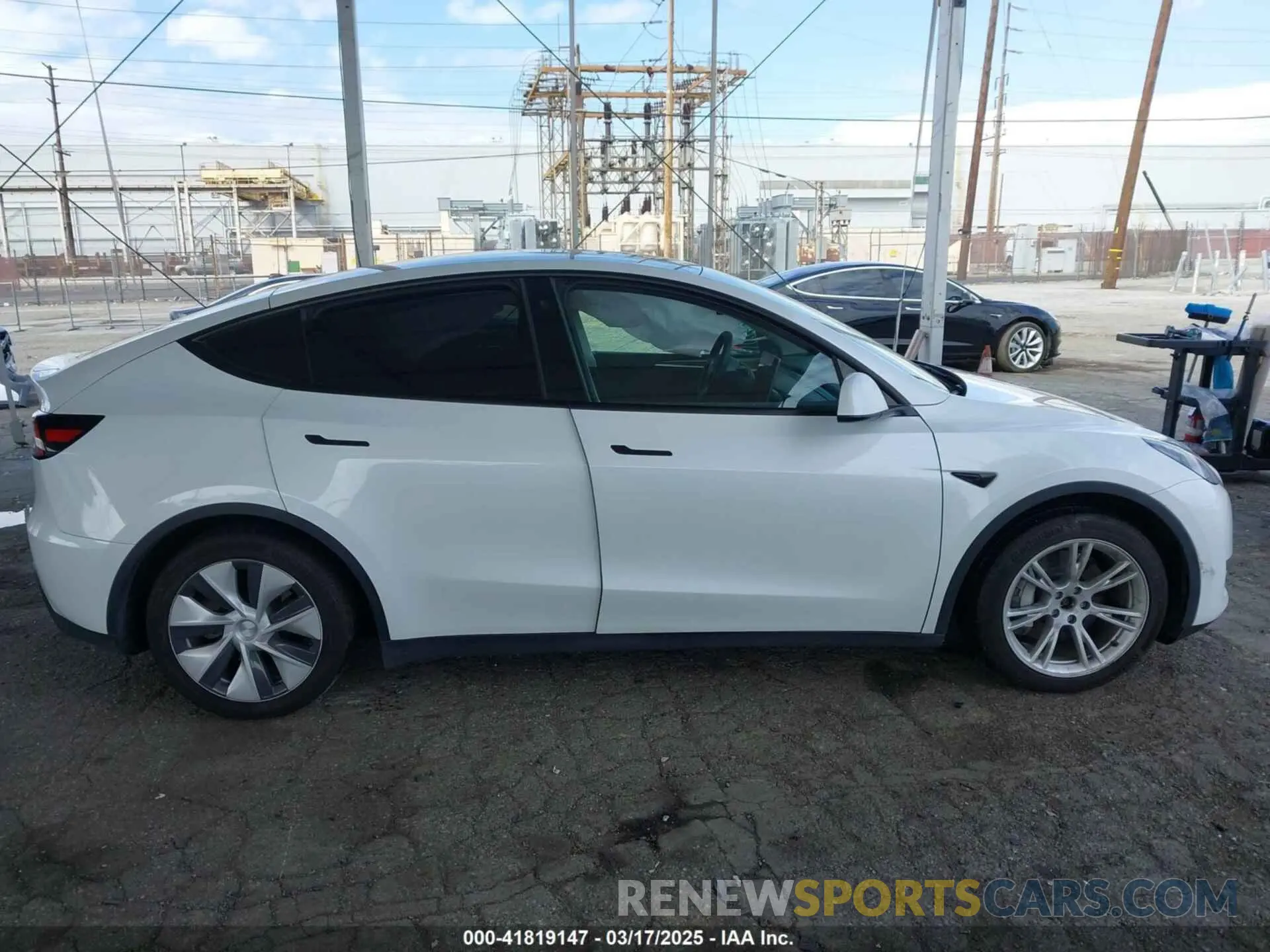 13 fotografías del automóvil dañado 7SAYGAEE7PF607195 TESLA MODEL Y 2023