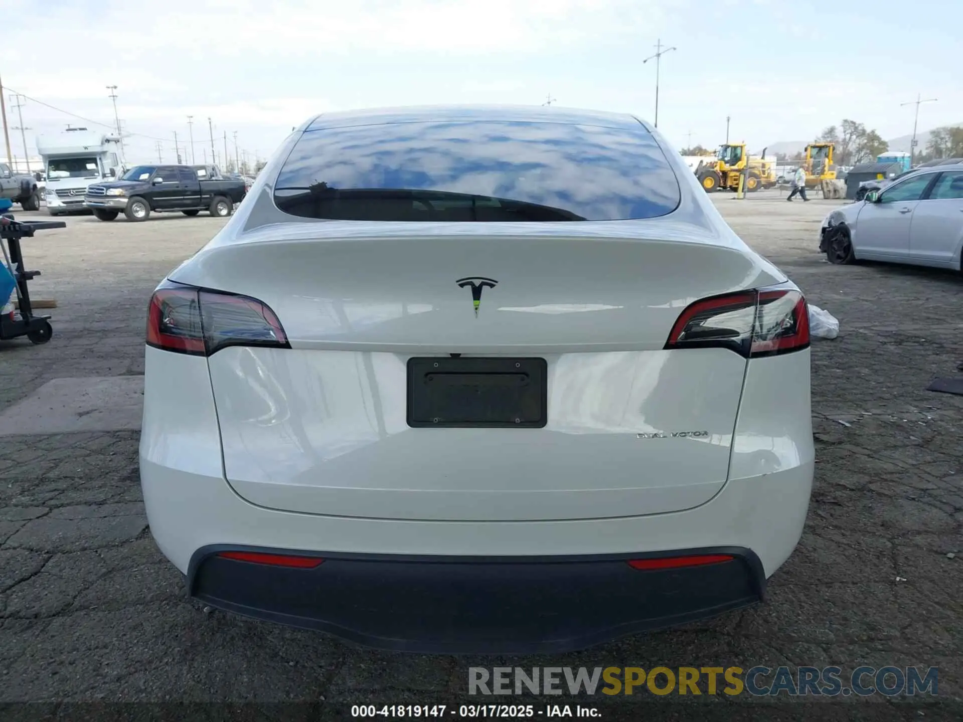 16 fotografías del automóvil dañado 7SAYGAEE7PF607195 TESLA MODEL Y 2023