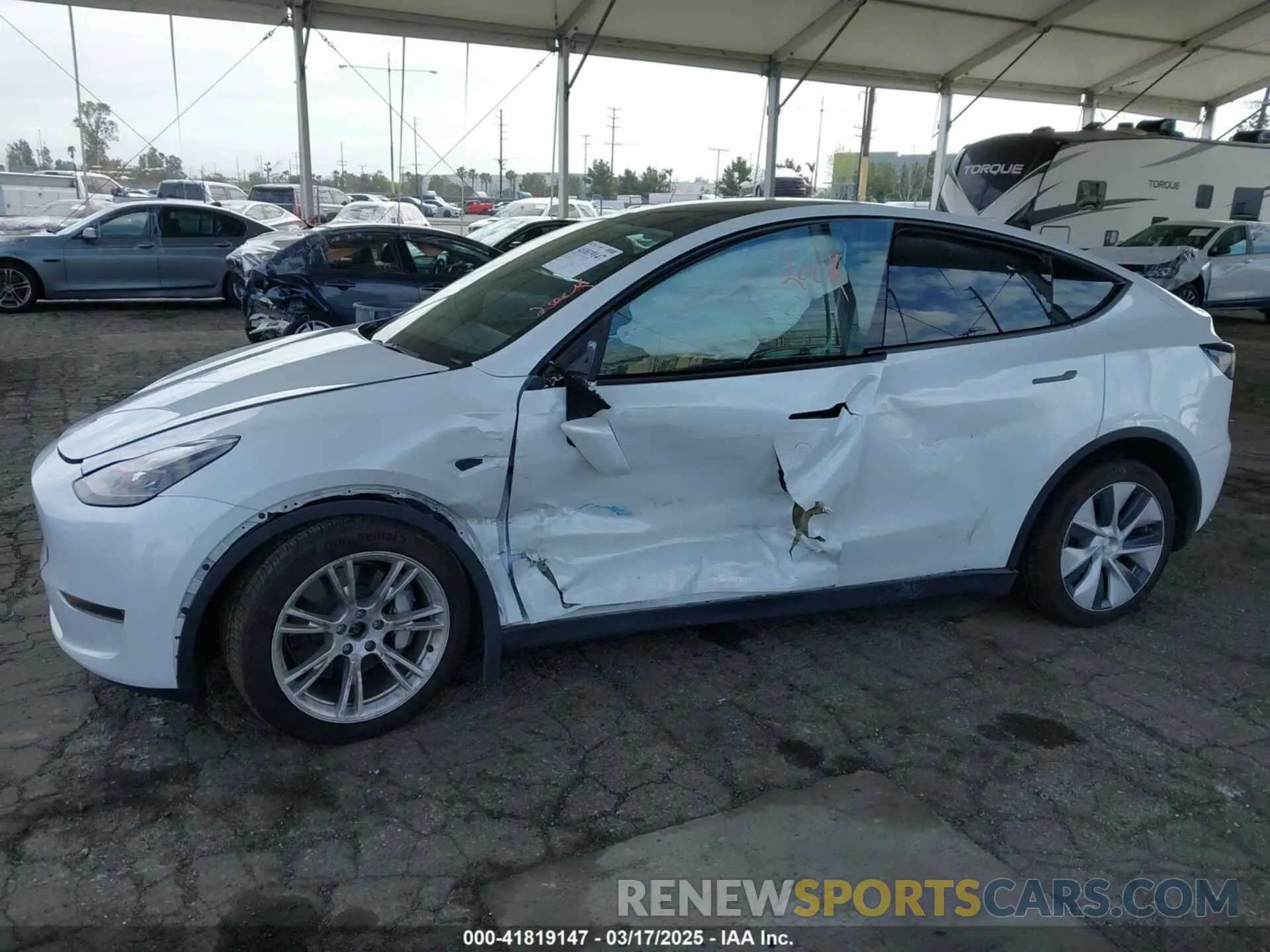 6 fotografías del automóvil dañado 7SAYGAEE7PF607195 TESLA MODEL Y 2023