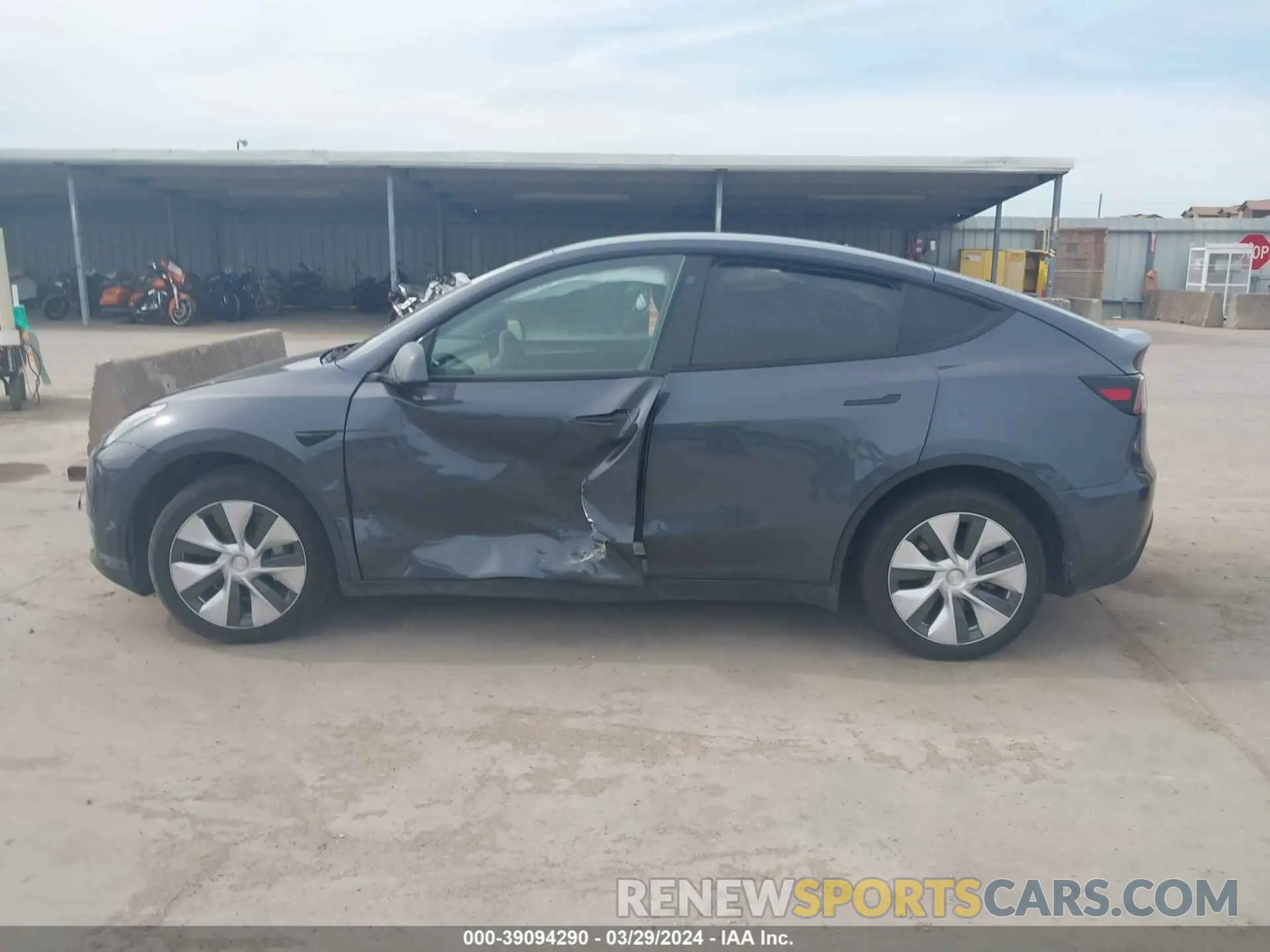 13 fotografías del automóvil dañado 7SAYGAEE7PF768825 TESLA MODEL Y 2023