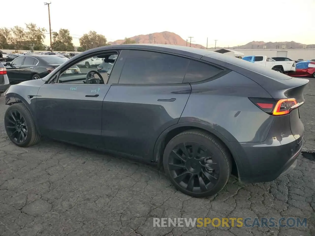 2 fotografías del automóvil dañado 7SAYGAEE8PF980052 TESLA MODEL Y 2023