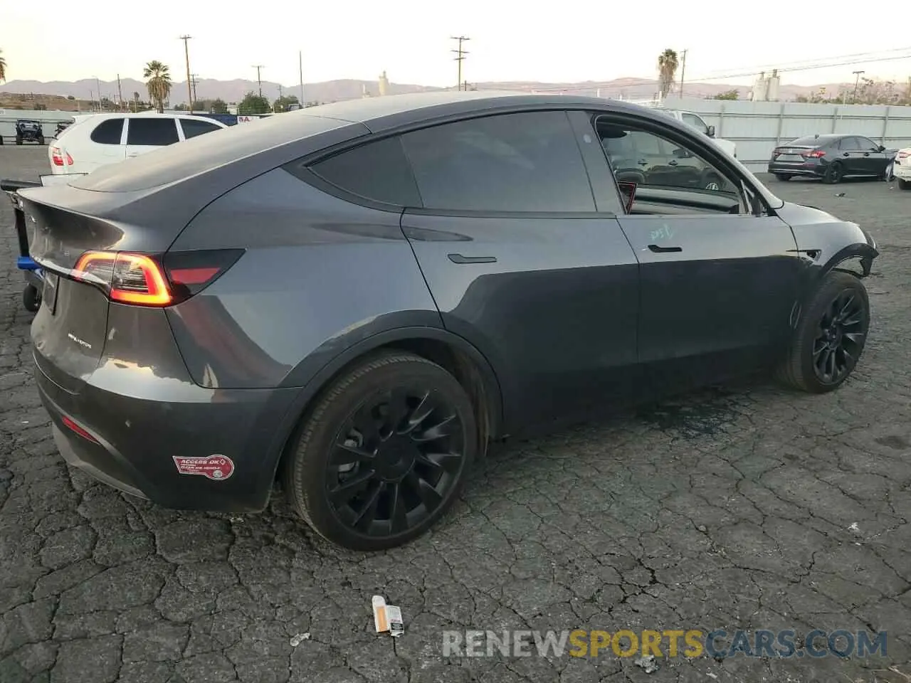3 fotografías del automóvil dañado 7SAYGAEE8PF980052 TESLA MODEL Y 2023