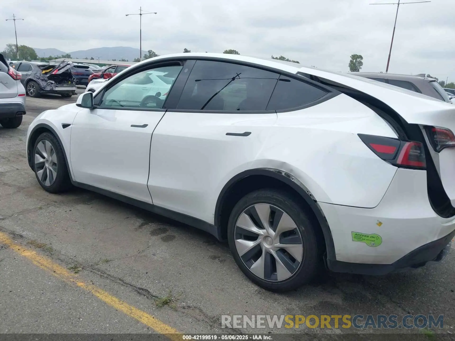 14 fotografías del automóvil dañado 7SAYGAEE9PF702910 TESLA MODEL Y 2023