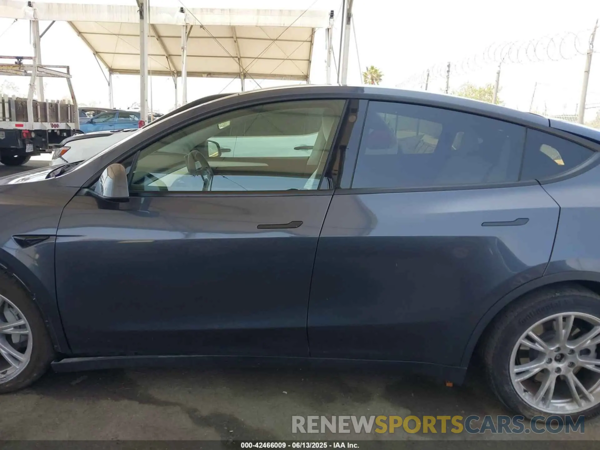 14 fotografías del automóvil dañado 7SAYGAEE9PF743795 TESLA MODEL Y 2023