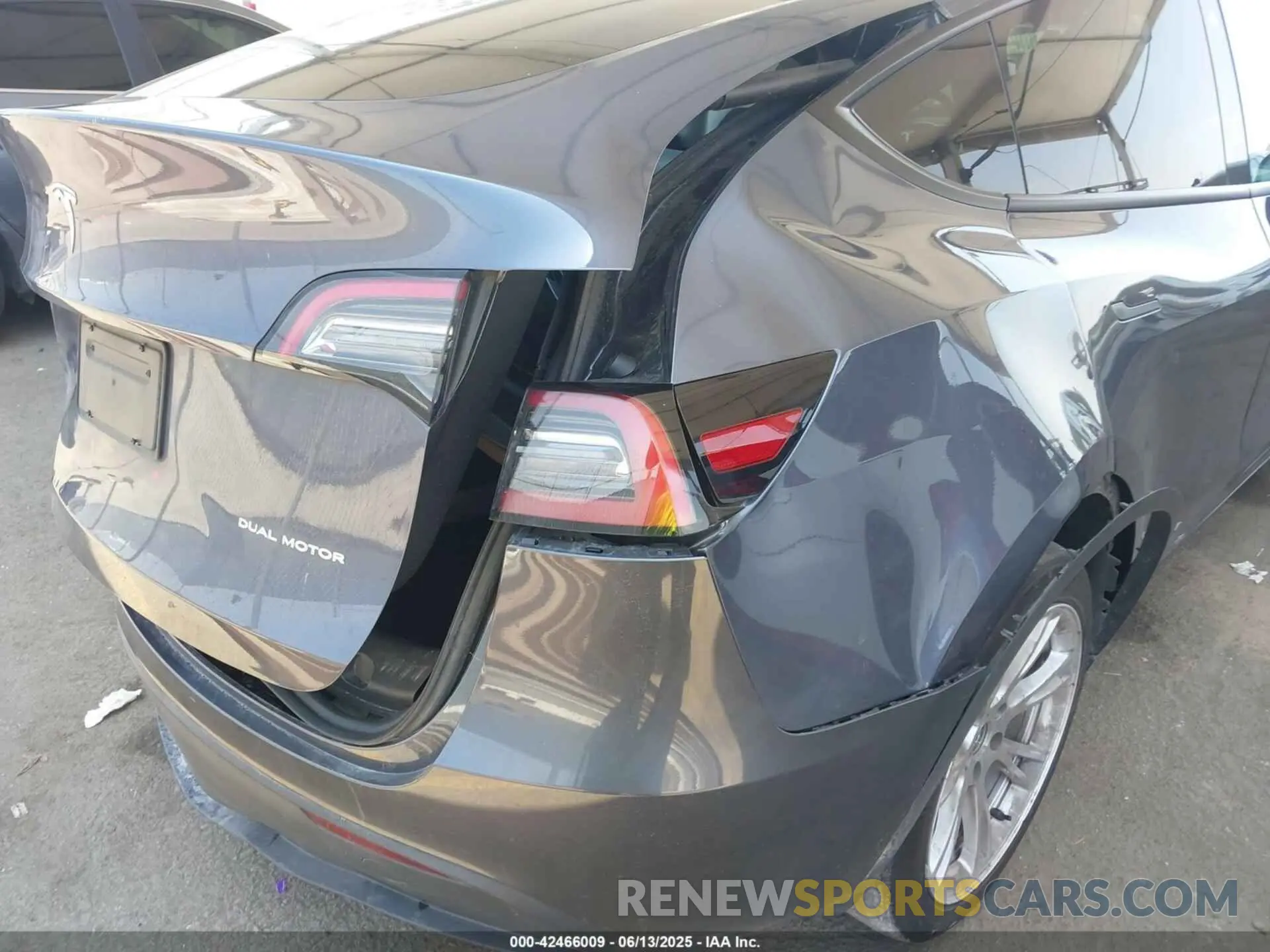 19 fotografías del automóvil dañado 7SAYGAEE9PF743795 TESLA MODEL Y 2023