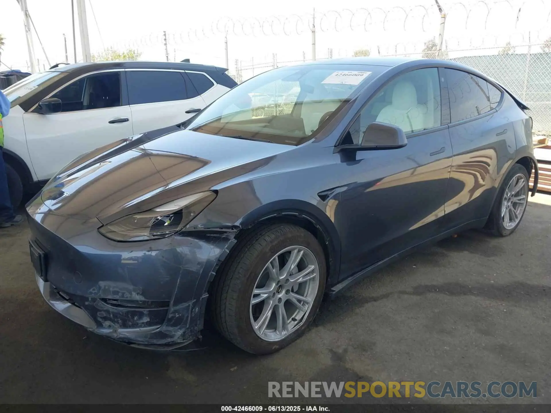 2 fotografías del automóvil dañado 7SAYGAEE9PF743795 TESLA MODEL Y 2023