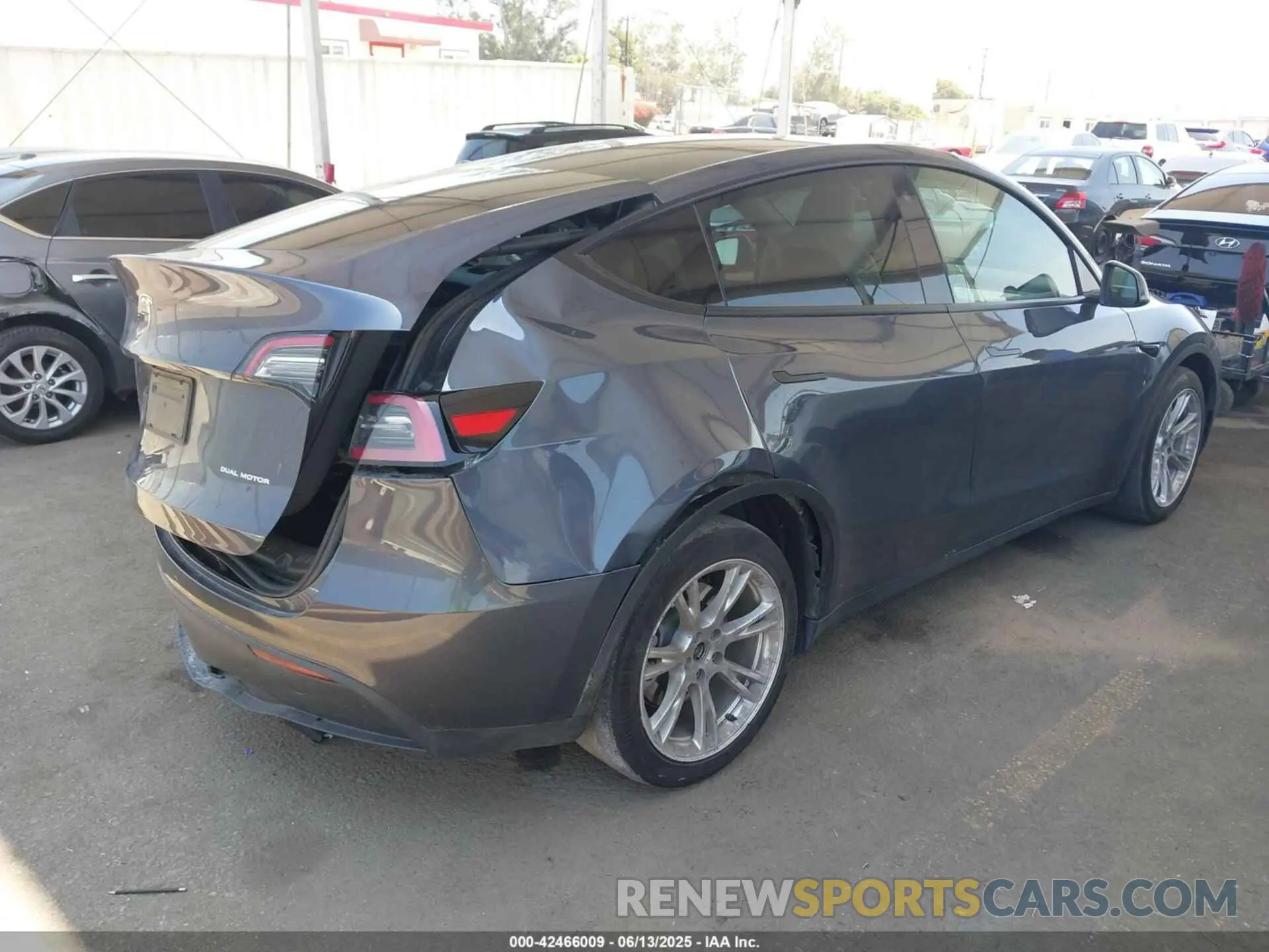 4 fotografías del automóvil dañado 7SAYGAEE9PF743795 TESLA MODEL Y 2023