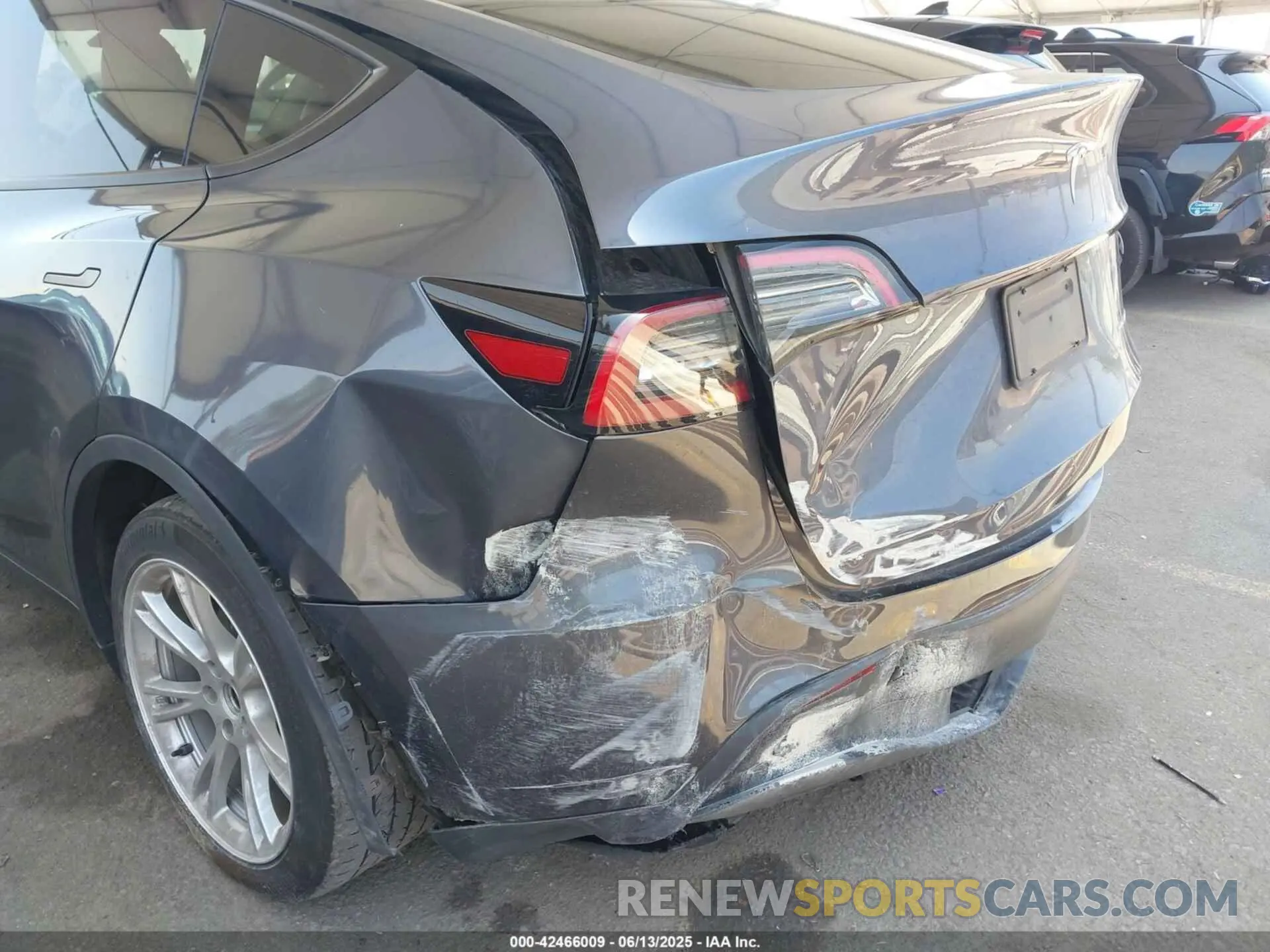 6 fotografías del automóvil dañado 7SAYGAEE9PF743795 TESLA MODEL Y 2023