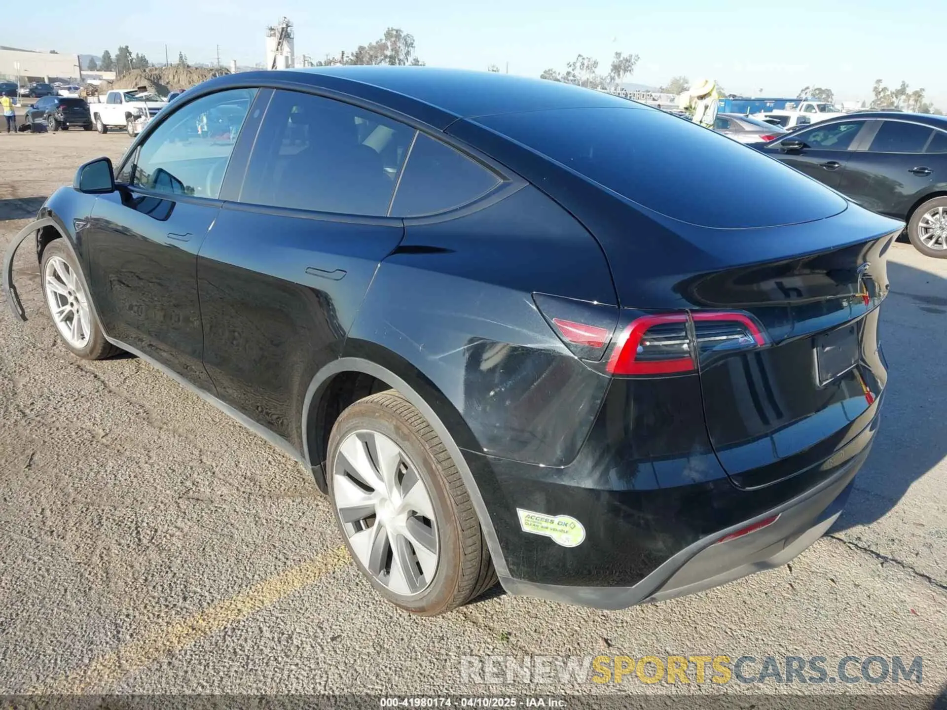3 fotografías del automóvil dañado 7SAYGAEEXPF673871 TESLA MODEL Y 2023