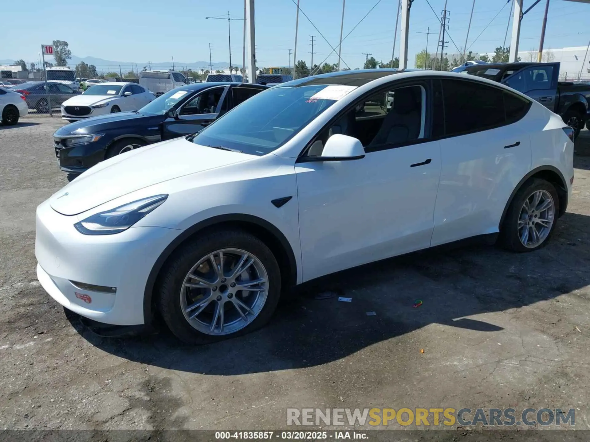 2 fotografías del automóvil dañado 7SAYGDED3PF977004 TESLA MODEL Y 2023