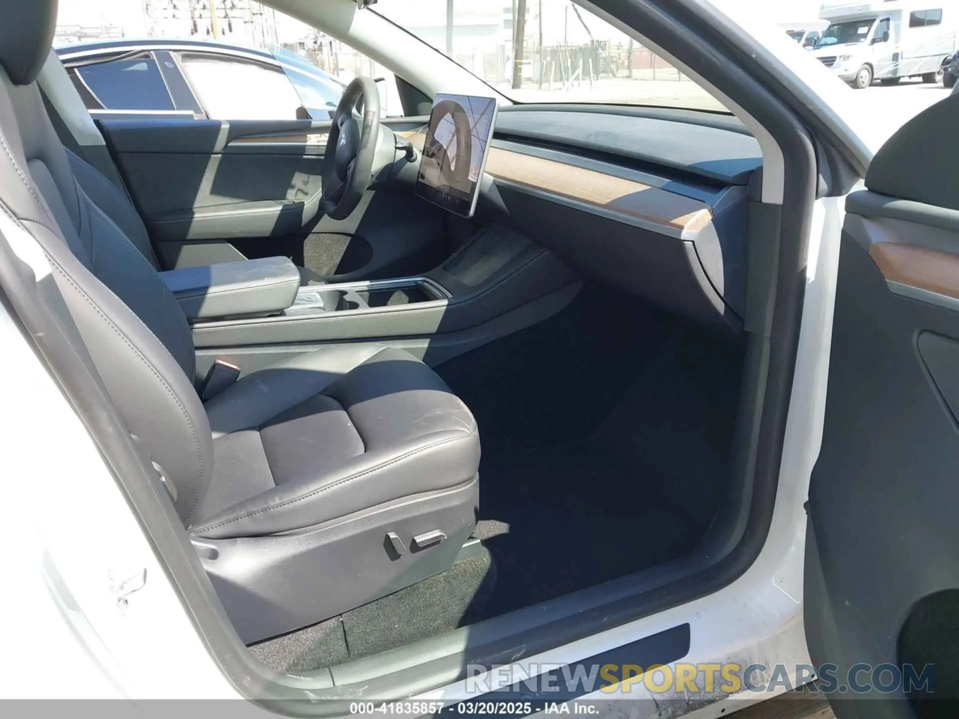 5 fotografías del automóvil dañado 7SAYGDED3PF977004 TESLA MODEL Y 2023