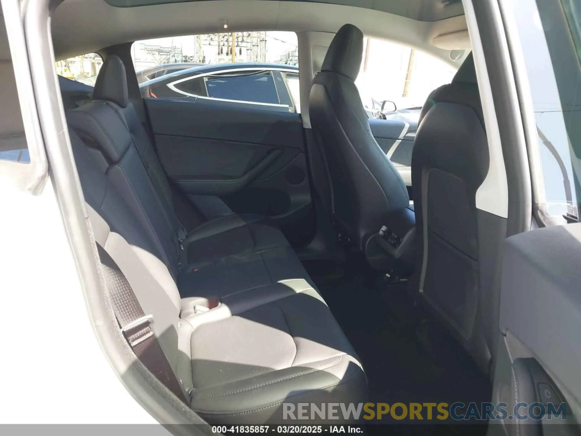8 fotografías del automóvil dañado 7SAYGDED3PF977004 TESLA MODEL Y 2023