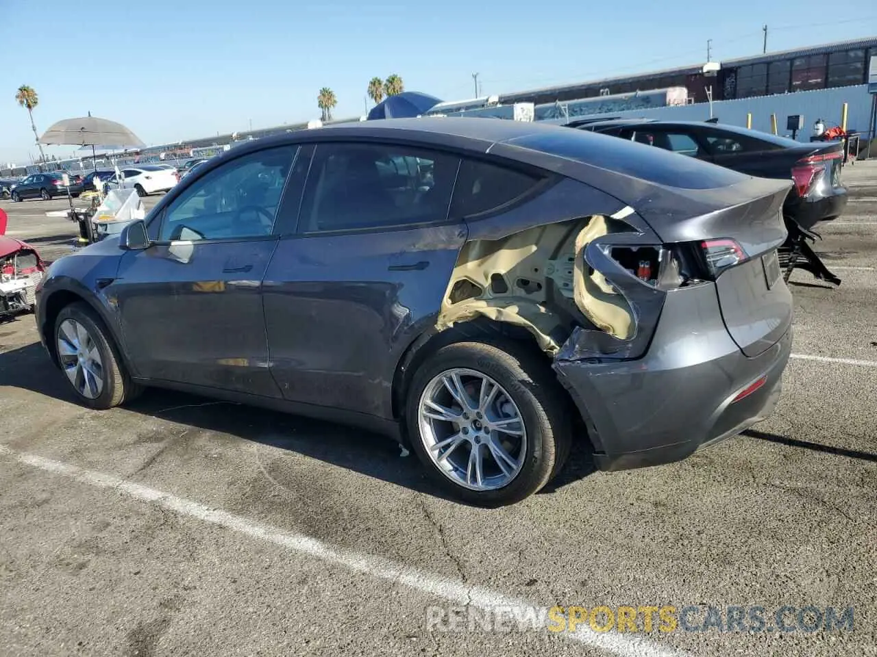 2 fotografías del automóvil dañado 7SAYGDED4PF947865 TESLA MODEL Y 2023