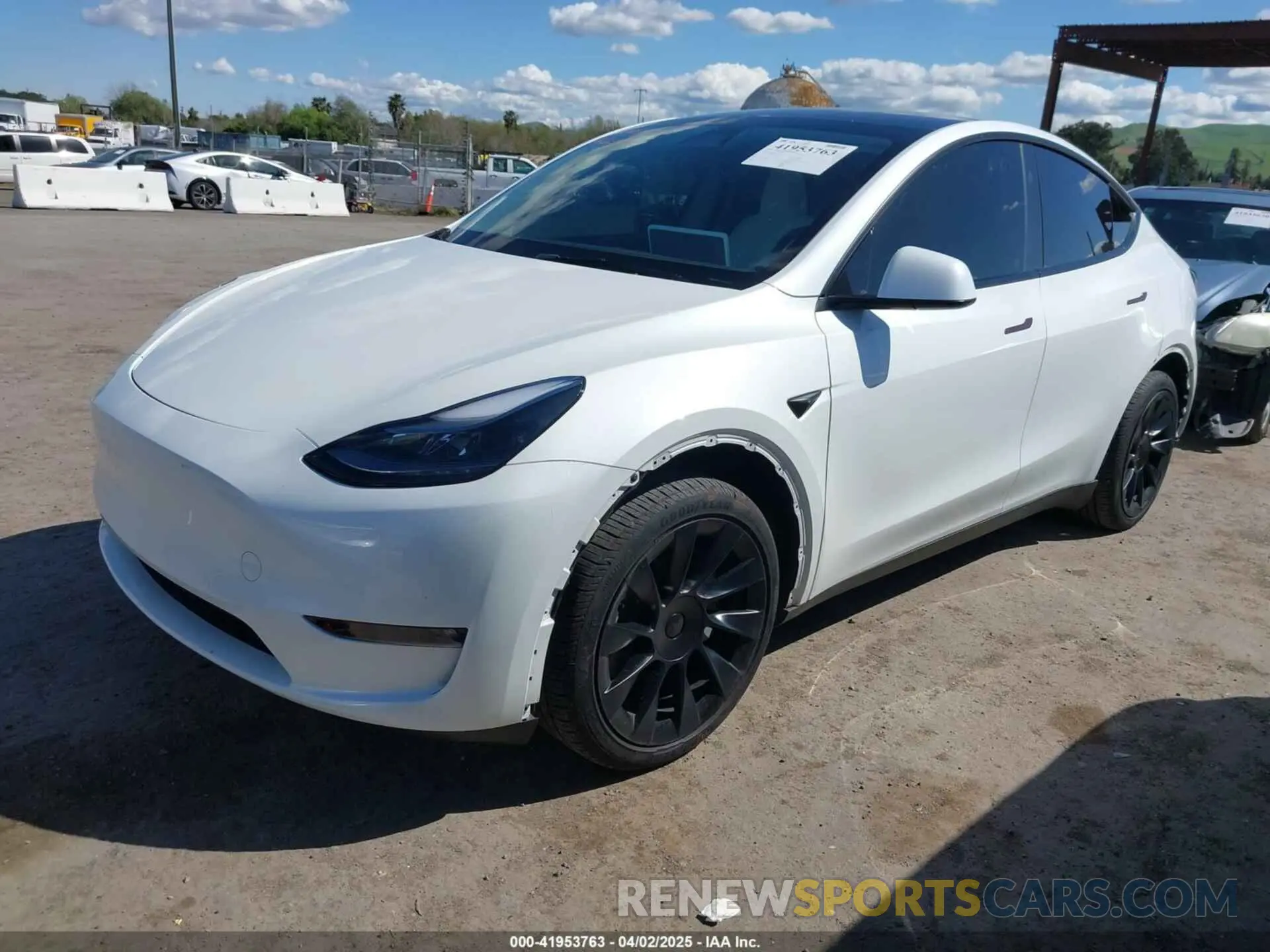 2 fotografías del automóvil dañado 7SAYGDED4PF976735 TESLA MODEL Y 2023