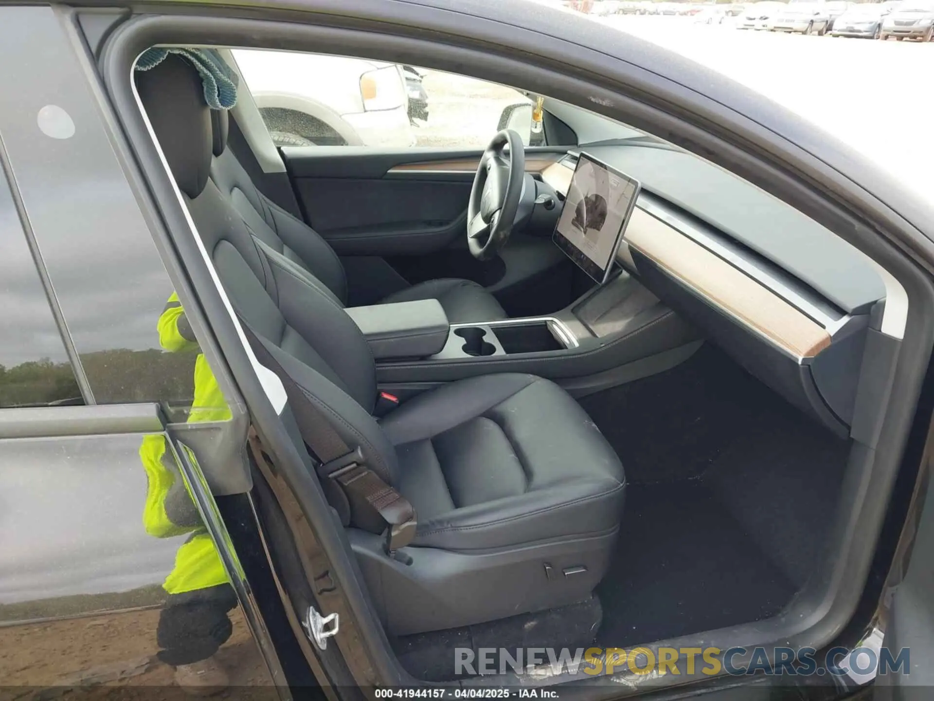 5 fotografías del automóvil dañado 7SAYGDED5PF941881 TESLA MODEL Y 2023