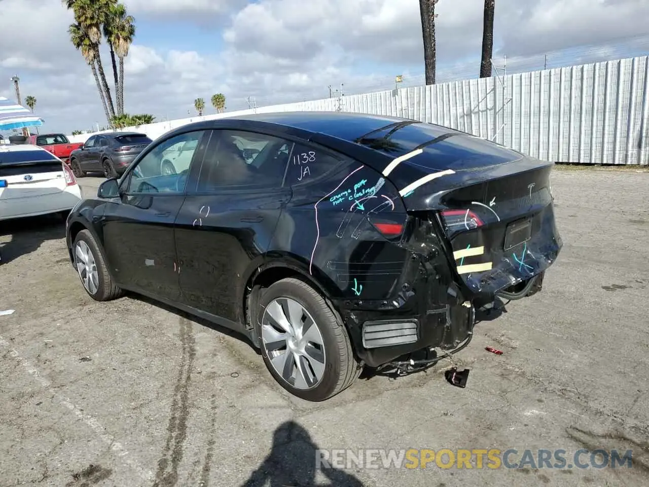 2 fotografías del automóvil dañado 7SAYGDED6PF939931 TESLA MODEL Y 2023