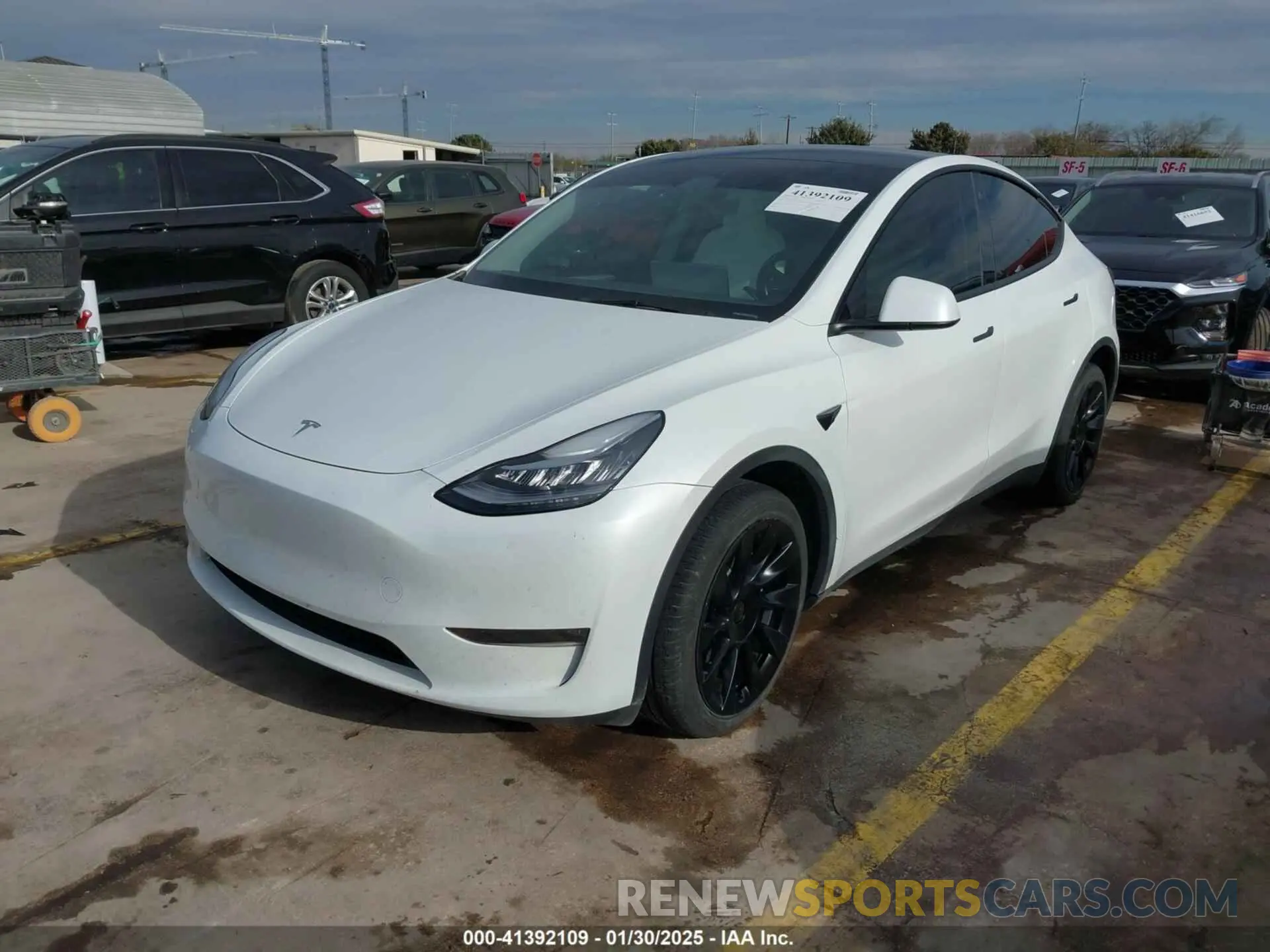 2 fotografías del automóvil dañado 7SAYGDEE0PA070121 TESLA MODEL Y 2023
