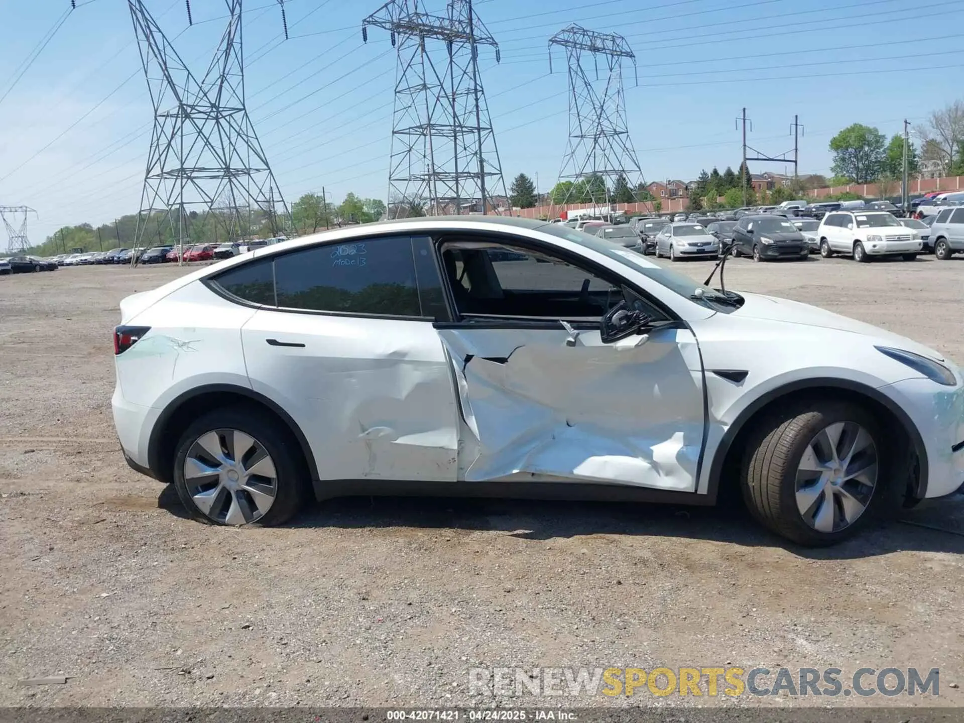 13 fotografías del automóvil dañado 7SAYGDEE0PA130057 TESLA MODEL Y 2023