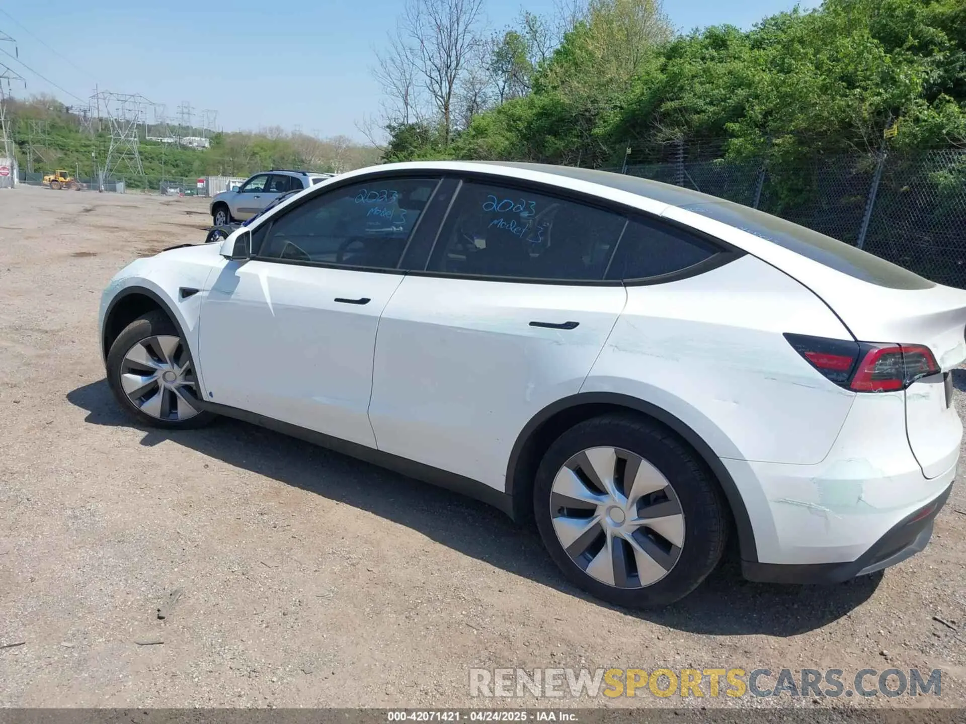 3 fotografías del automóvil dañado 7SAYGDEE0PA130057 TESLA MODEL Y 2023