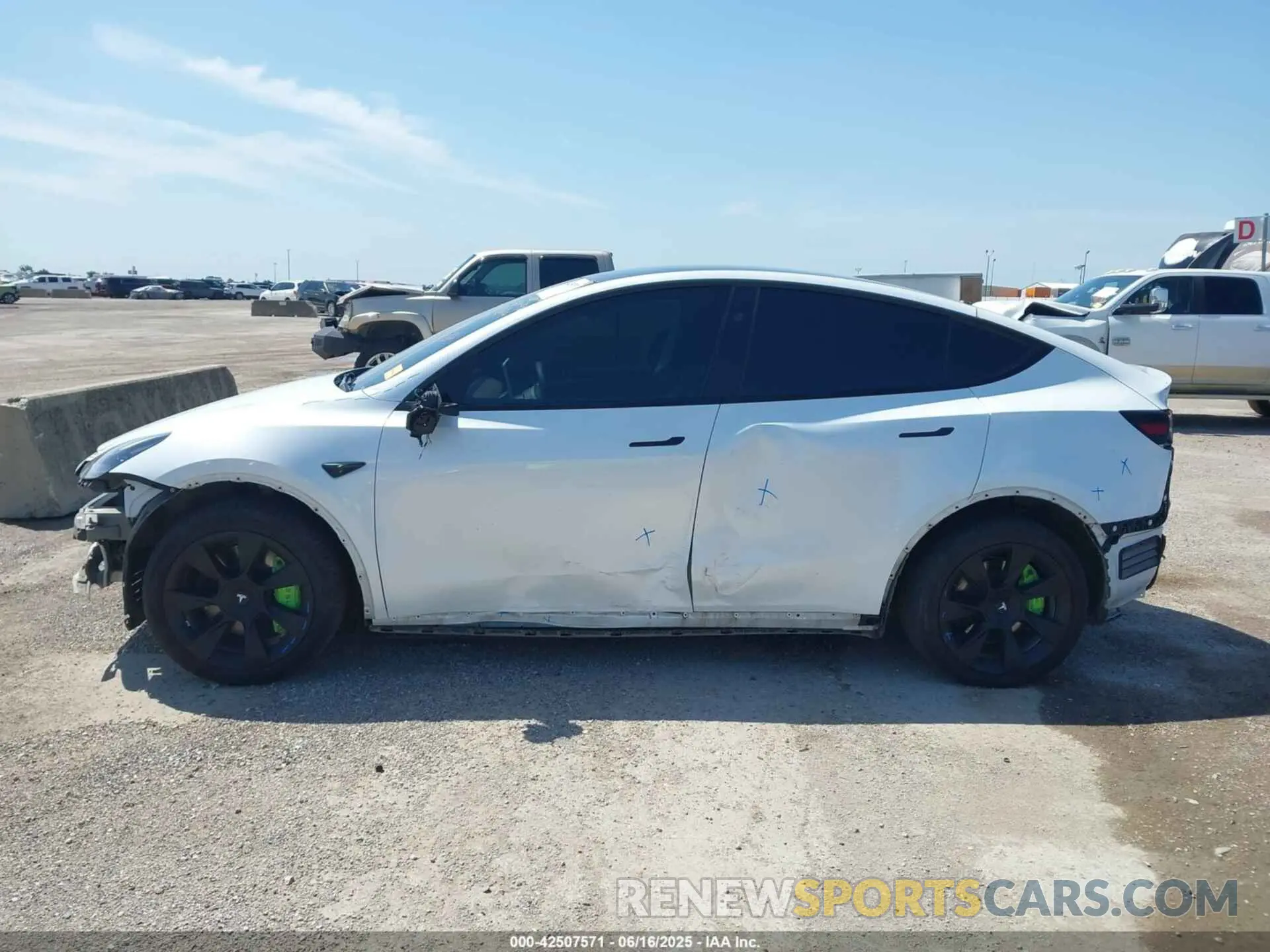 14 fotografías del automóvil dañado 7SAYGDEE0PA178495 TESLA MODEL Y 2023