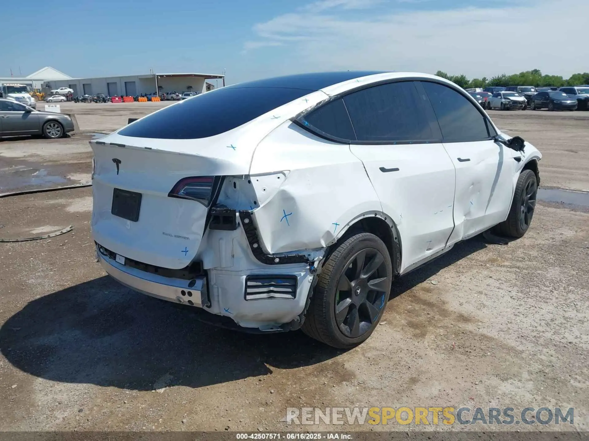 4 fotografías del automóvil dañado 7SAYGDEE0PA178495 TESLA MODEL Y 2023