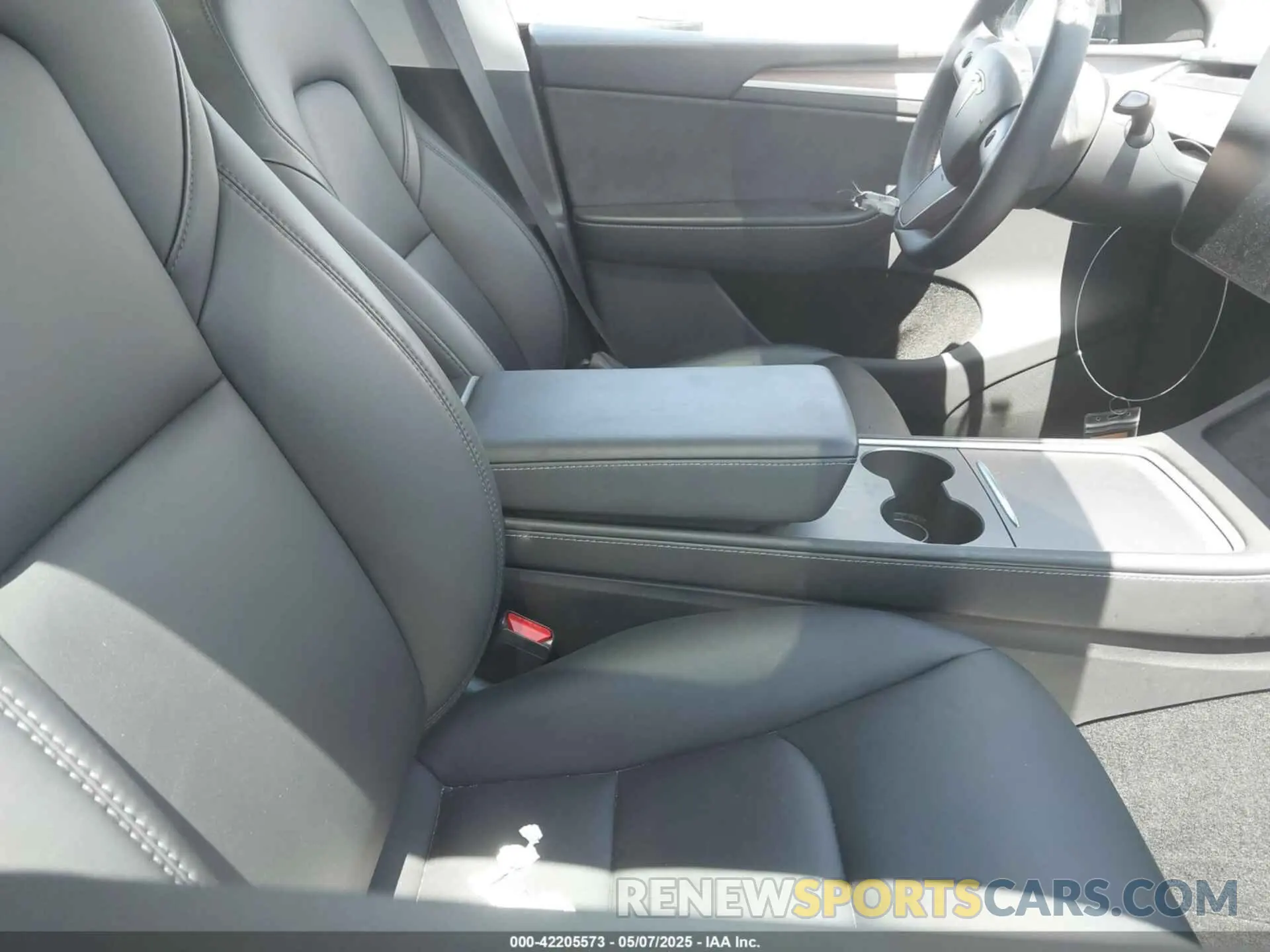 5 fotografías del automóvil dañado 7SAYGDEE0PA183891 TESLA MODEL Y 2023