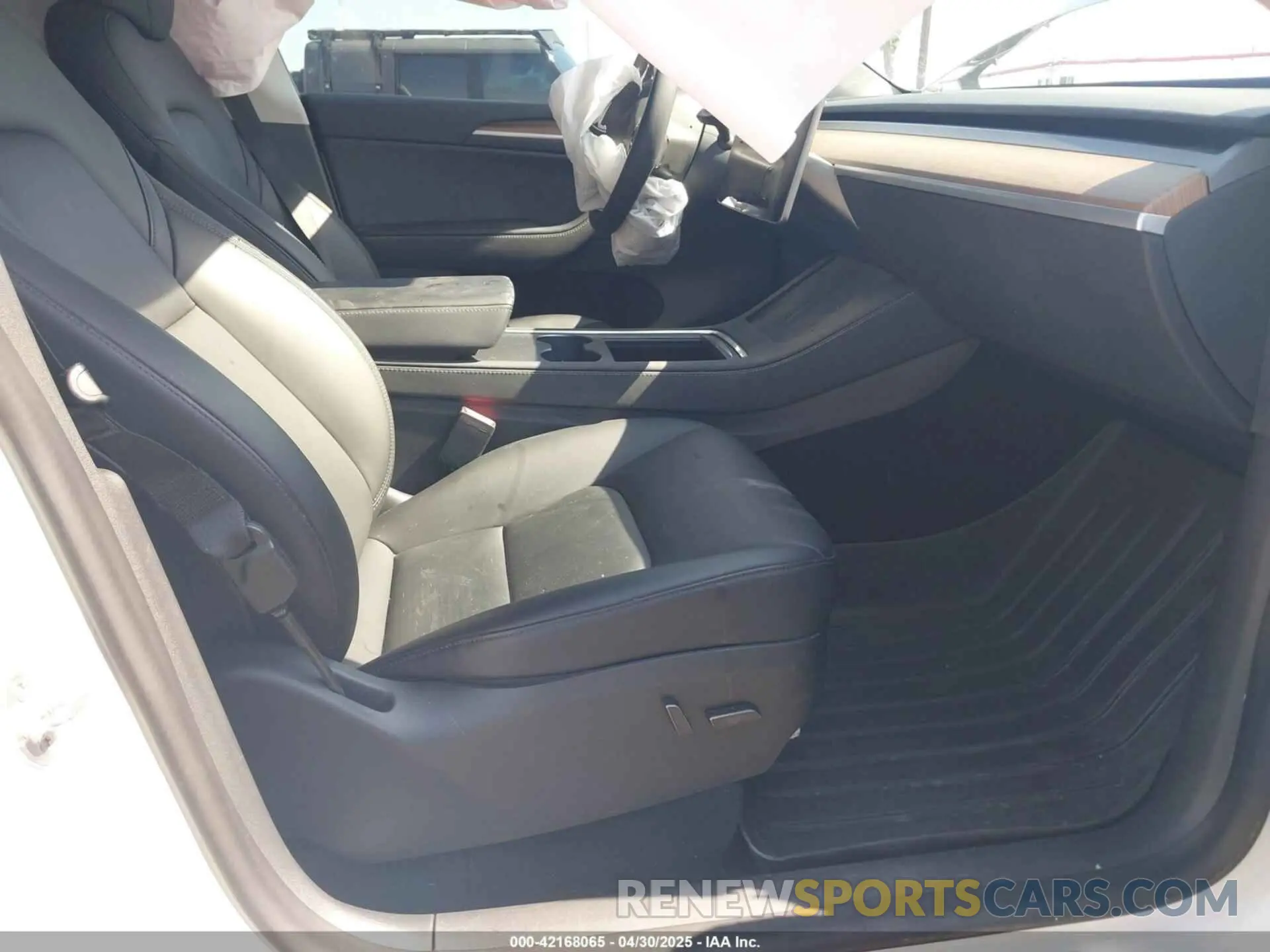 5 fotografías del automóvil dañado 7SAYGDEE1PA034664 TESLA MODEL Y 2023