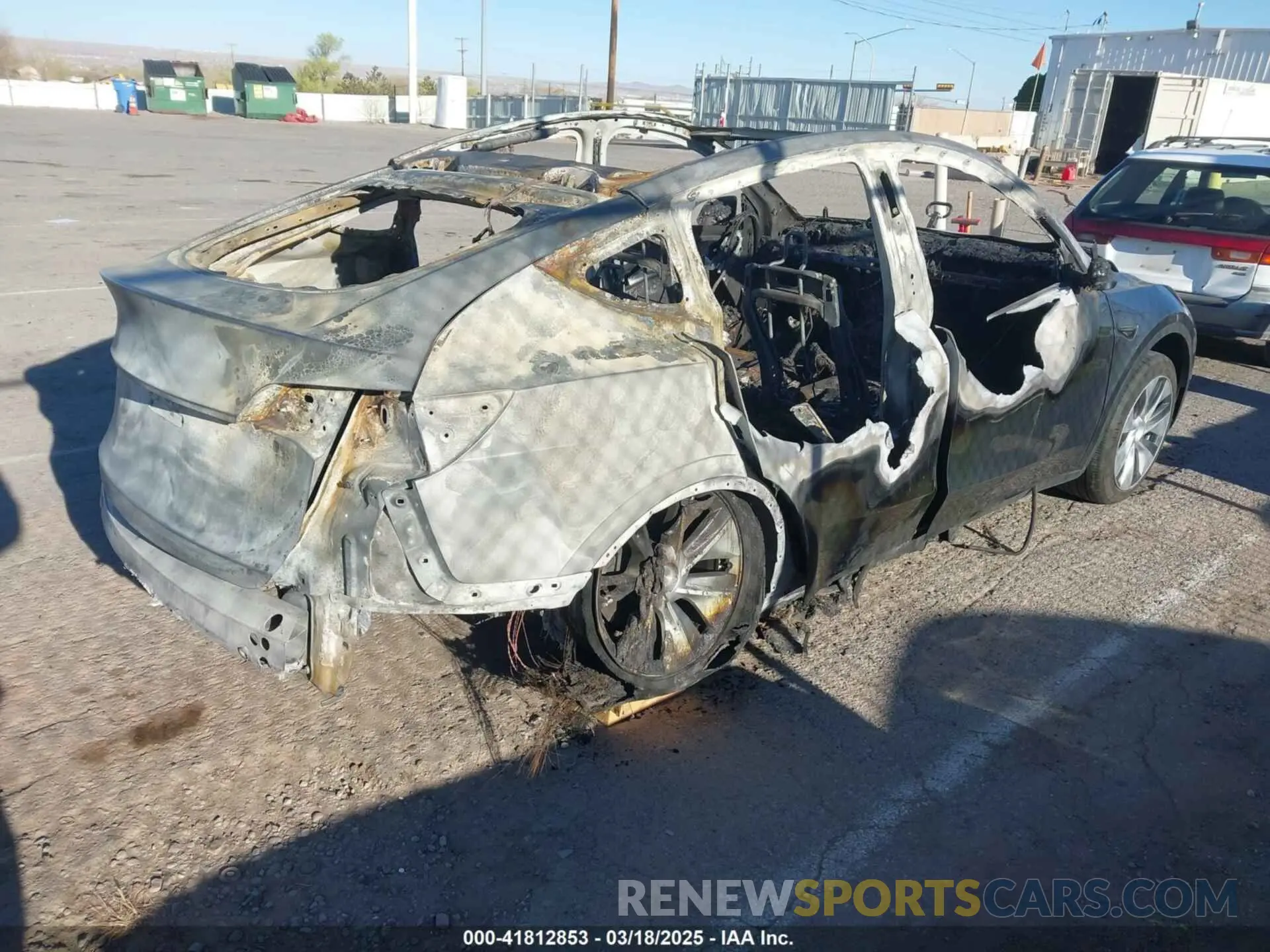 4 fotografías del automóvil dañado 7SAYGDEE1PA041727 TESLA MODEL Y 2023