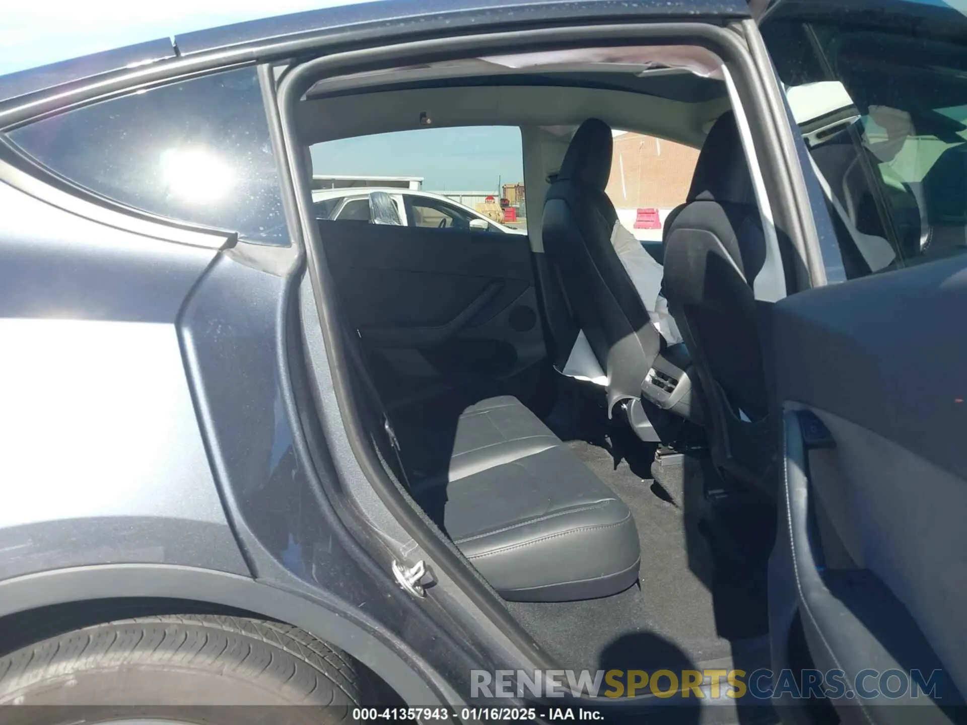 8 fotografías del automóvil dañado 7SAYGDEE1PA060410 TESLA MODEL Y 2023