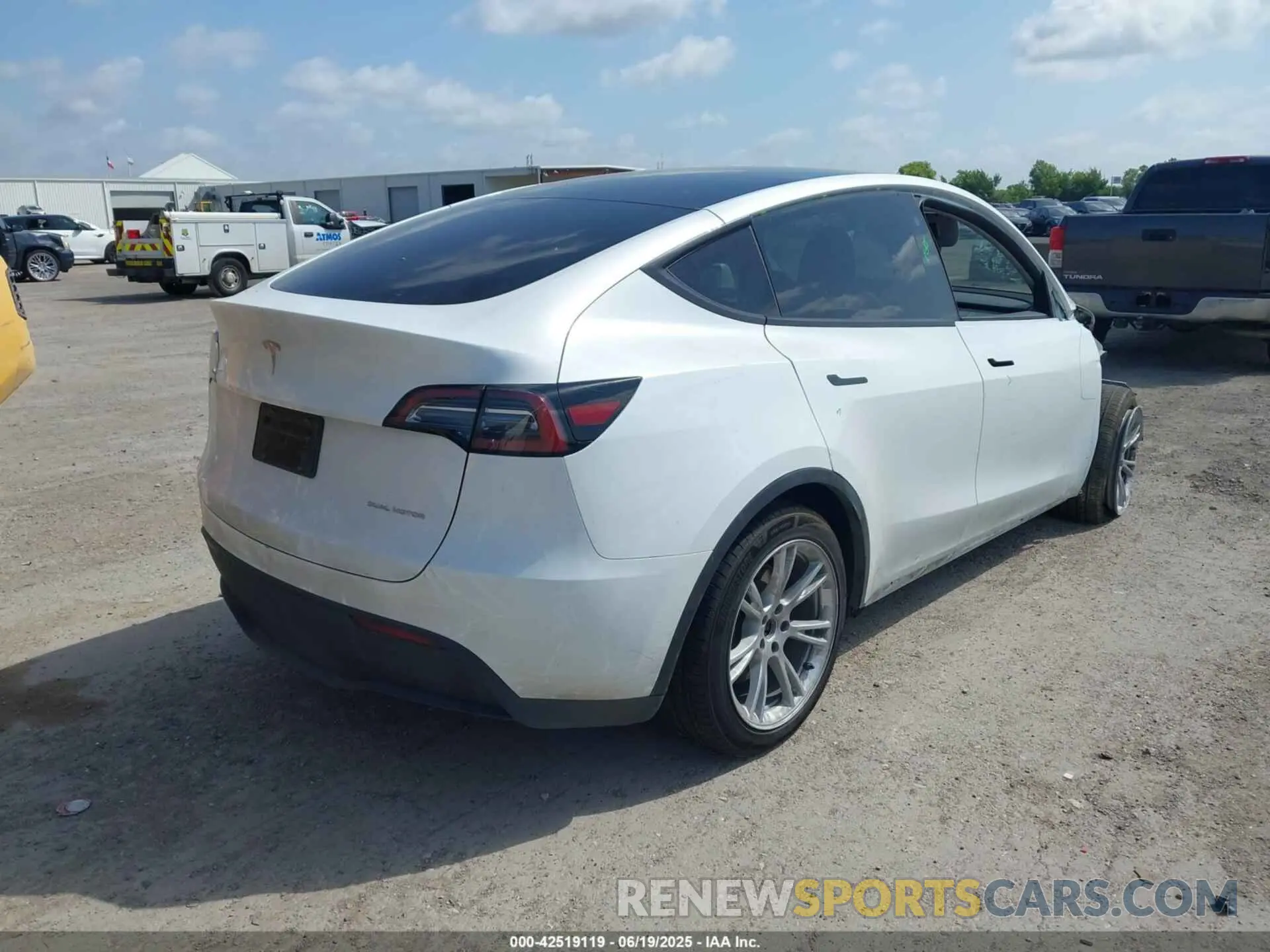 4 fotografías del automóvil dañado 7SAYGDEE1PA117964 TESLA MODEL Y 2023