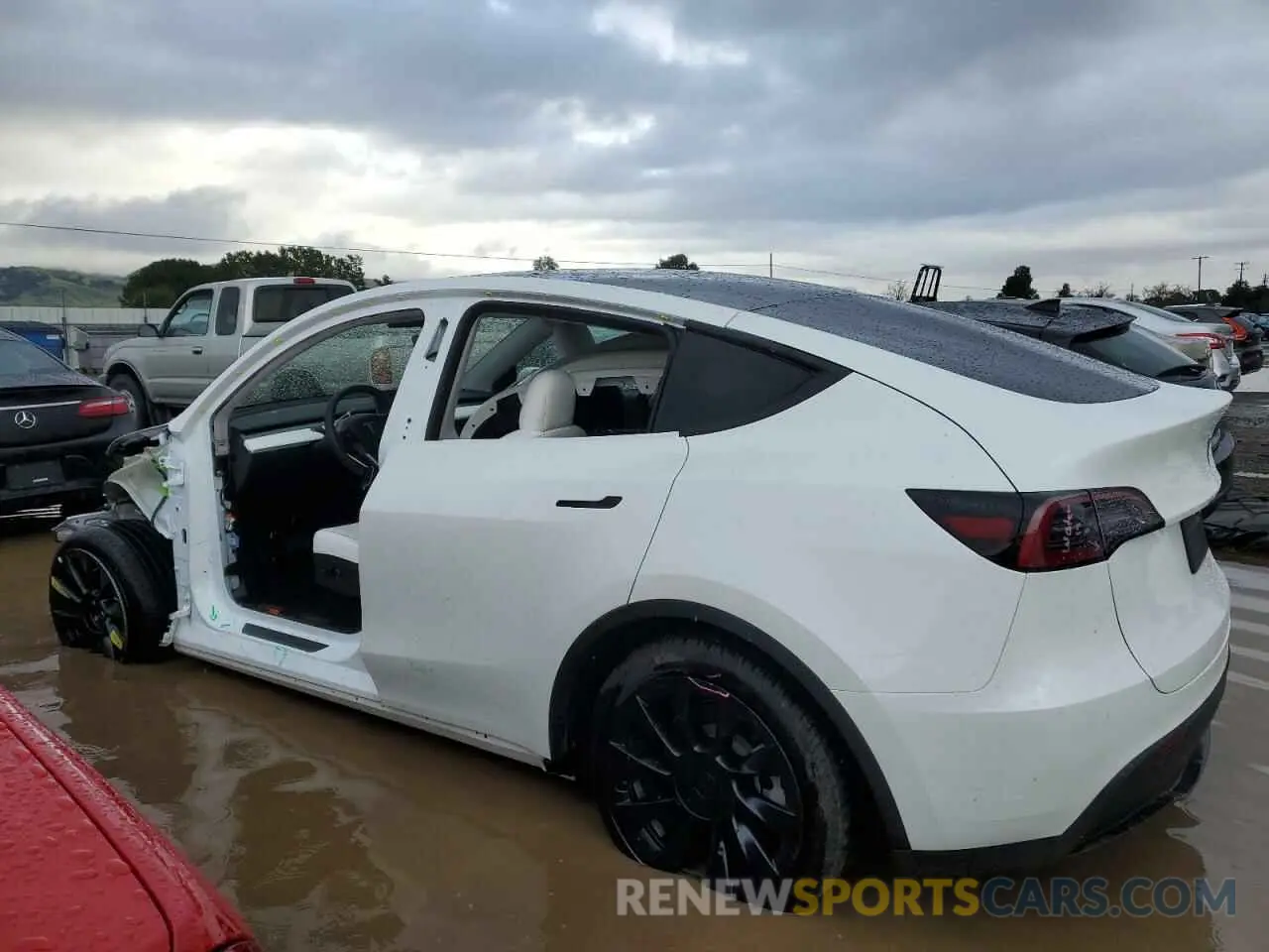 2 fotografías del automóvil dañado 7SAYGDEE1PF631378 TESLA MODEL Y 2023