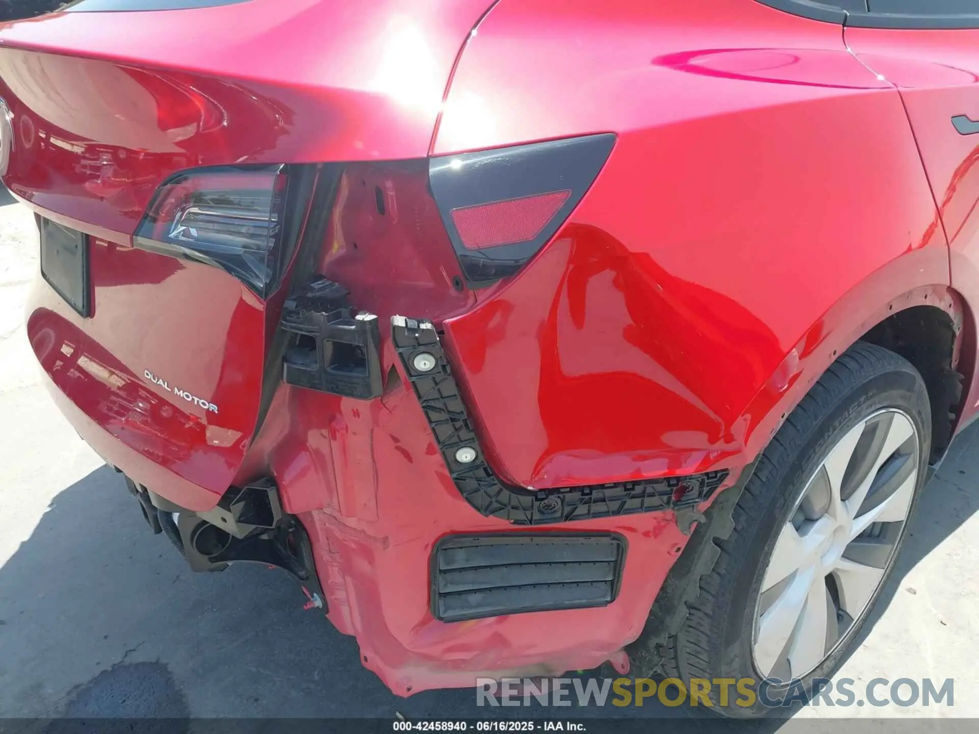 6 fotografías del automóvil dañado 7SAYGDEE1PF884118 TESLA MODEL Y 2023