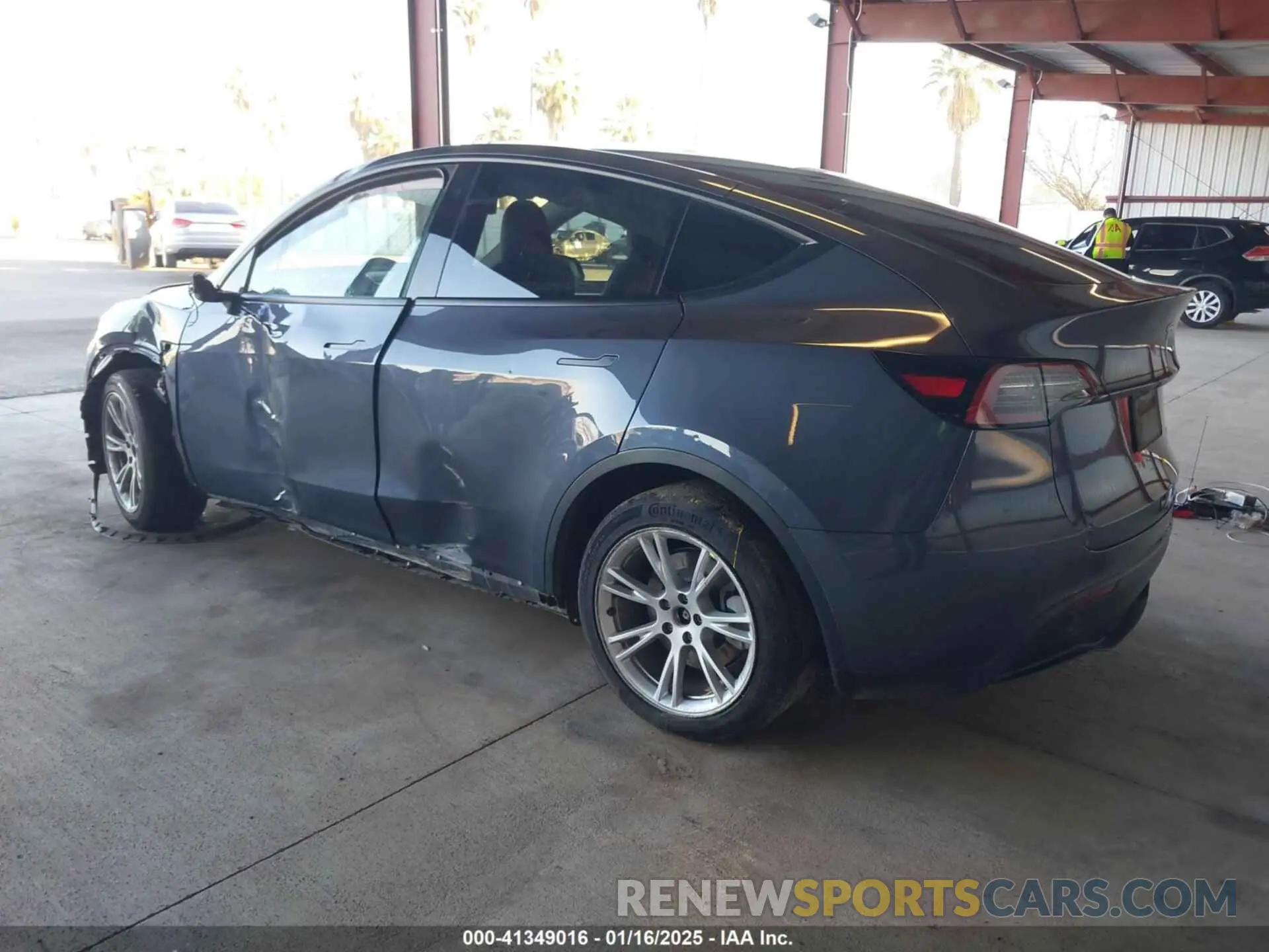 3 fotografías del automóvil dañado 7SAYGDEE3PF644911 TESLA MODEL Y 2023