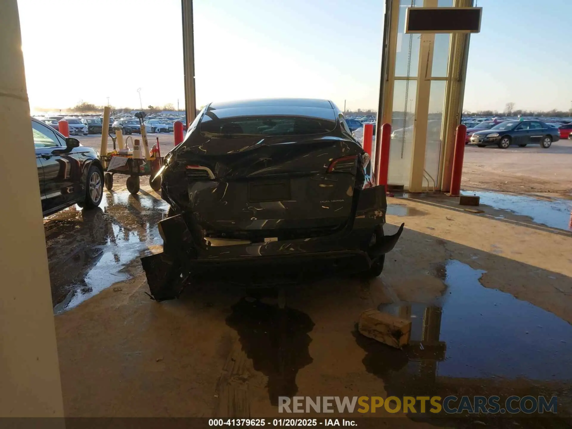 17 fotografías del automóvil dañado 7SAYGDEE5PA033341 TESLA MODEL Y 2023