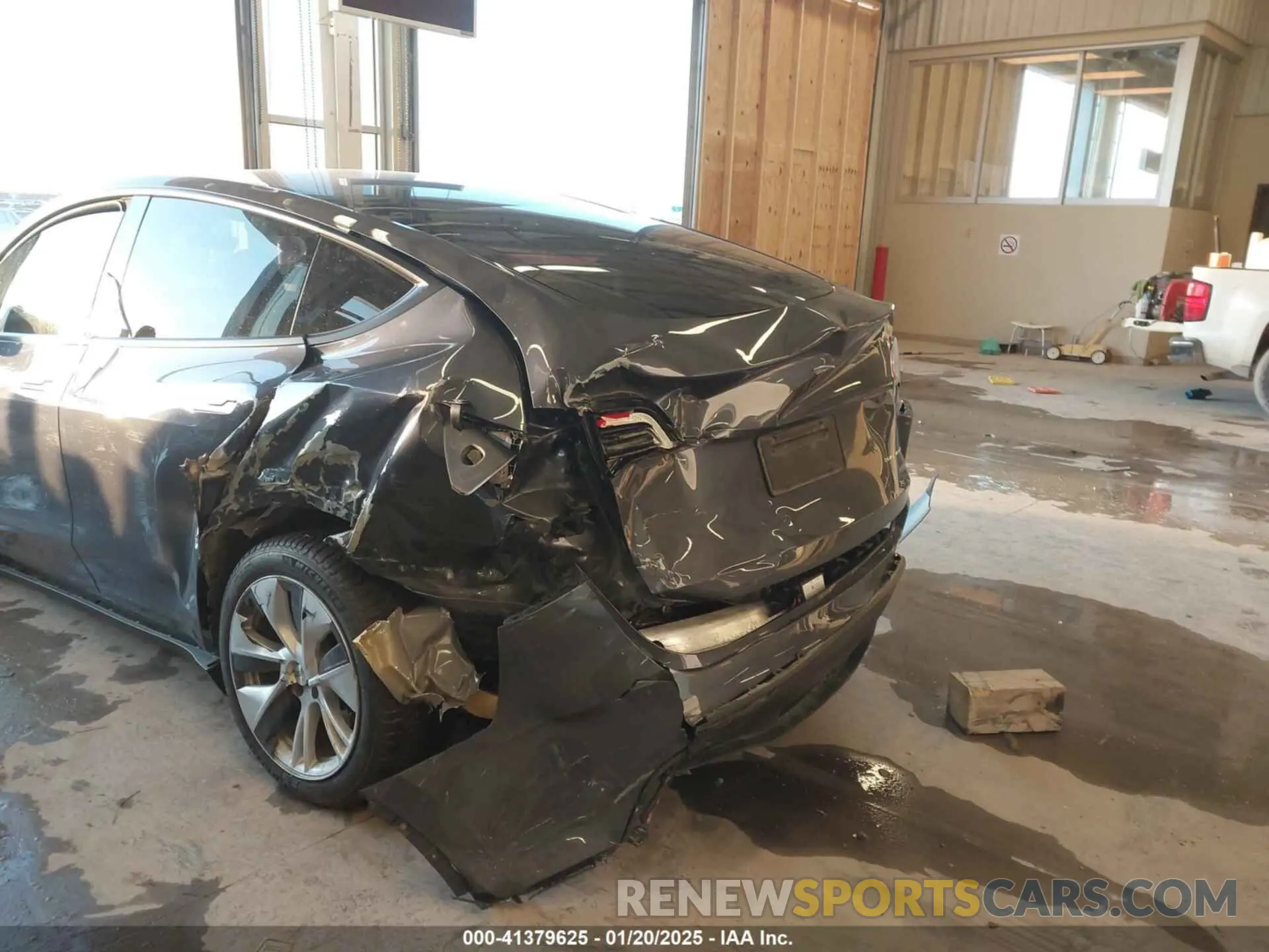 6 fotografías del automóvil dañado 7SAYGDEE5PA033341 TESLA MODEL Y 2023