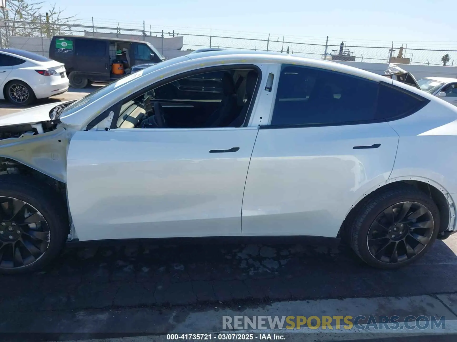 15 fotografías del automóvil dañado 7SAYGDEEXPA129790 TESLA MODEL Y 2023