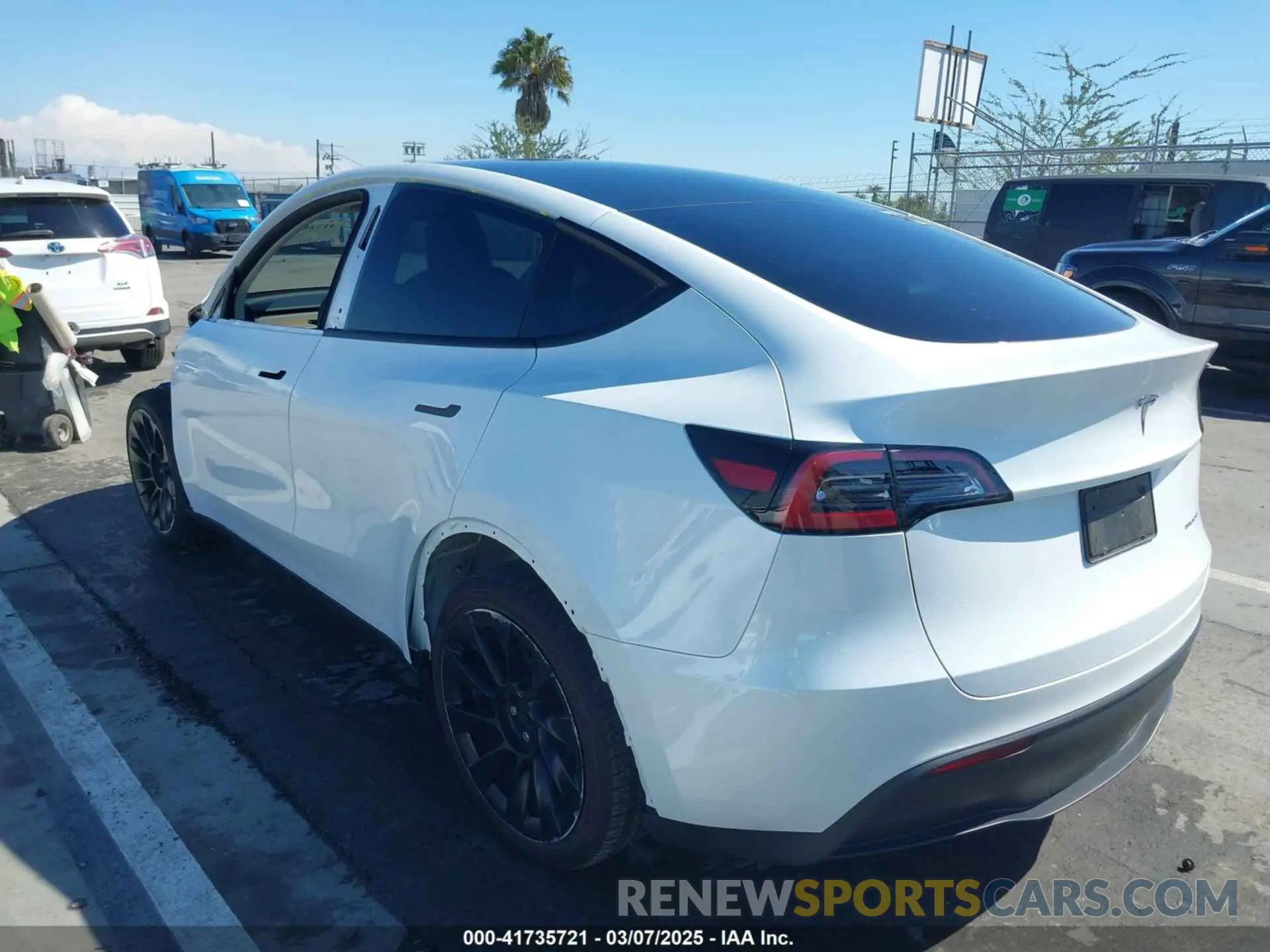 3 fotografías del automóvil dañado 7SAYGDEEXPA129790 TESLA MODEL Y 2023
